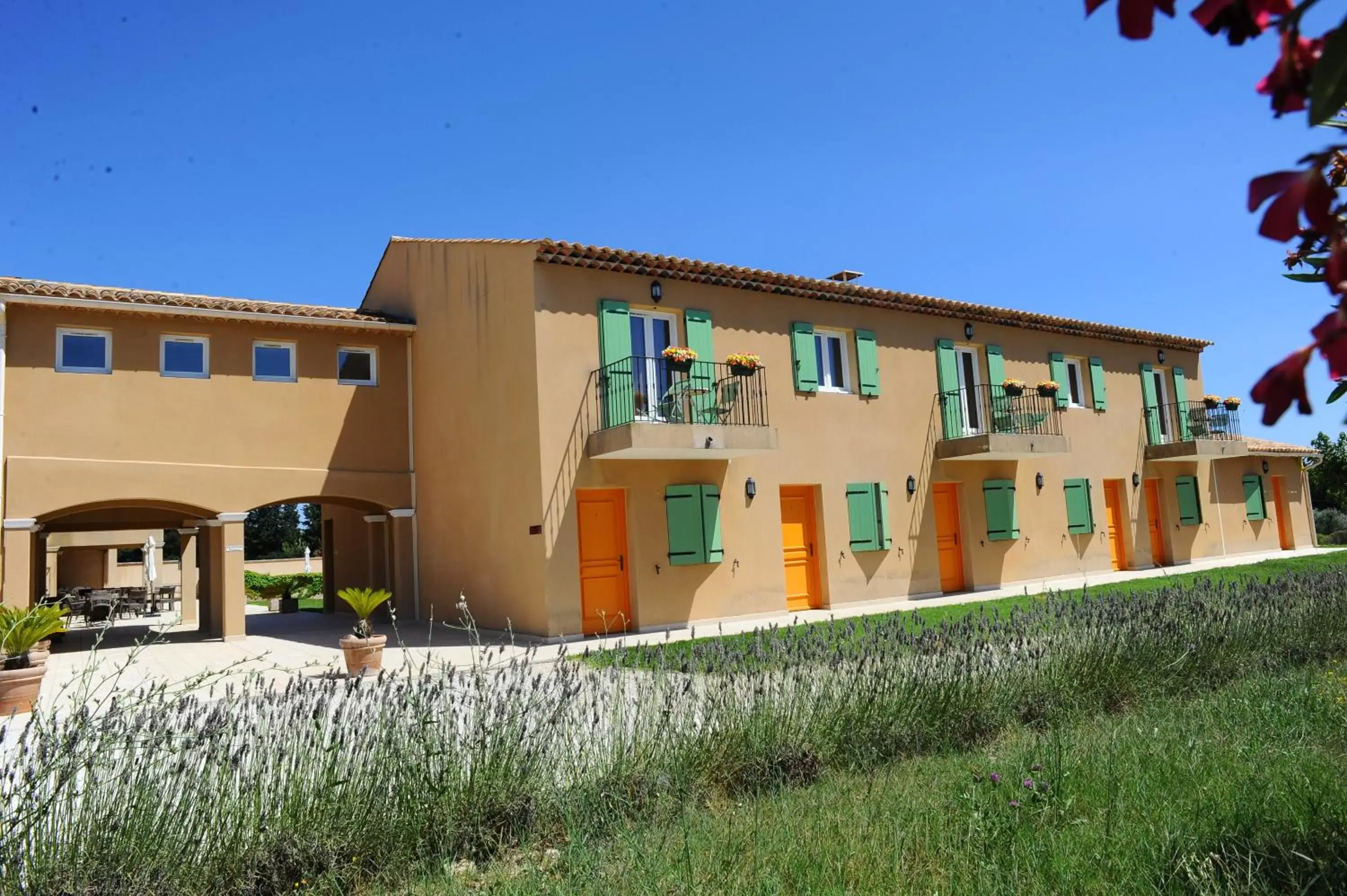 Garden view, Property Building in Hotel Terriciaë Maussane