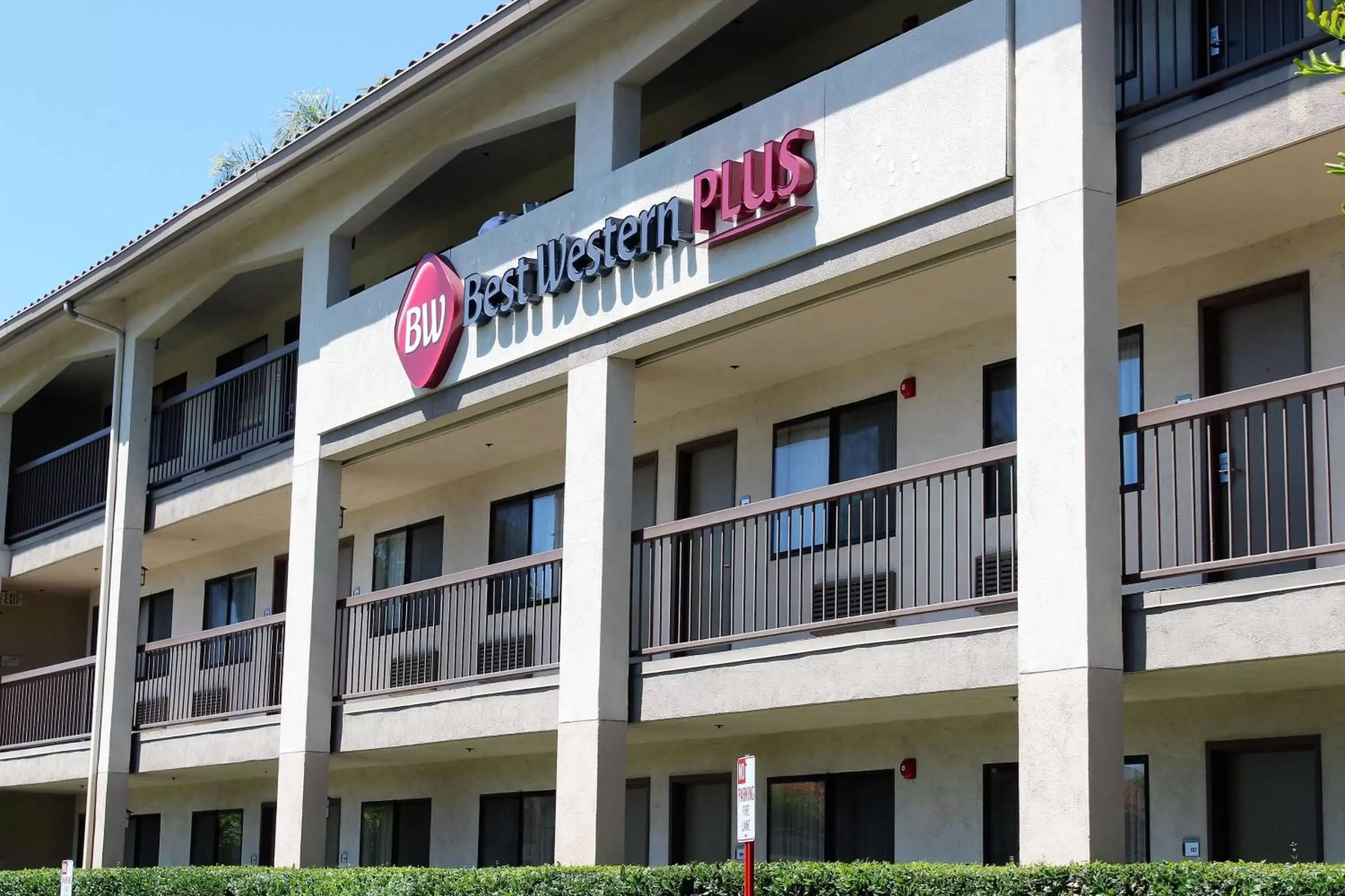 Property Building in Best Western Plus Orange County Airport North