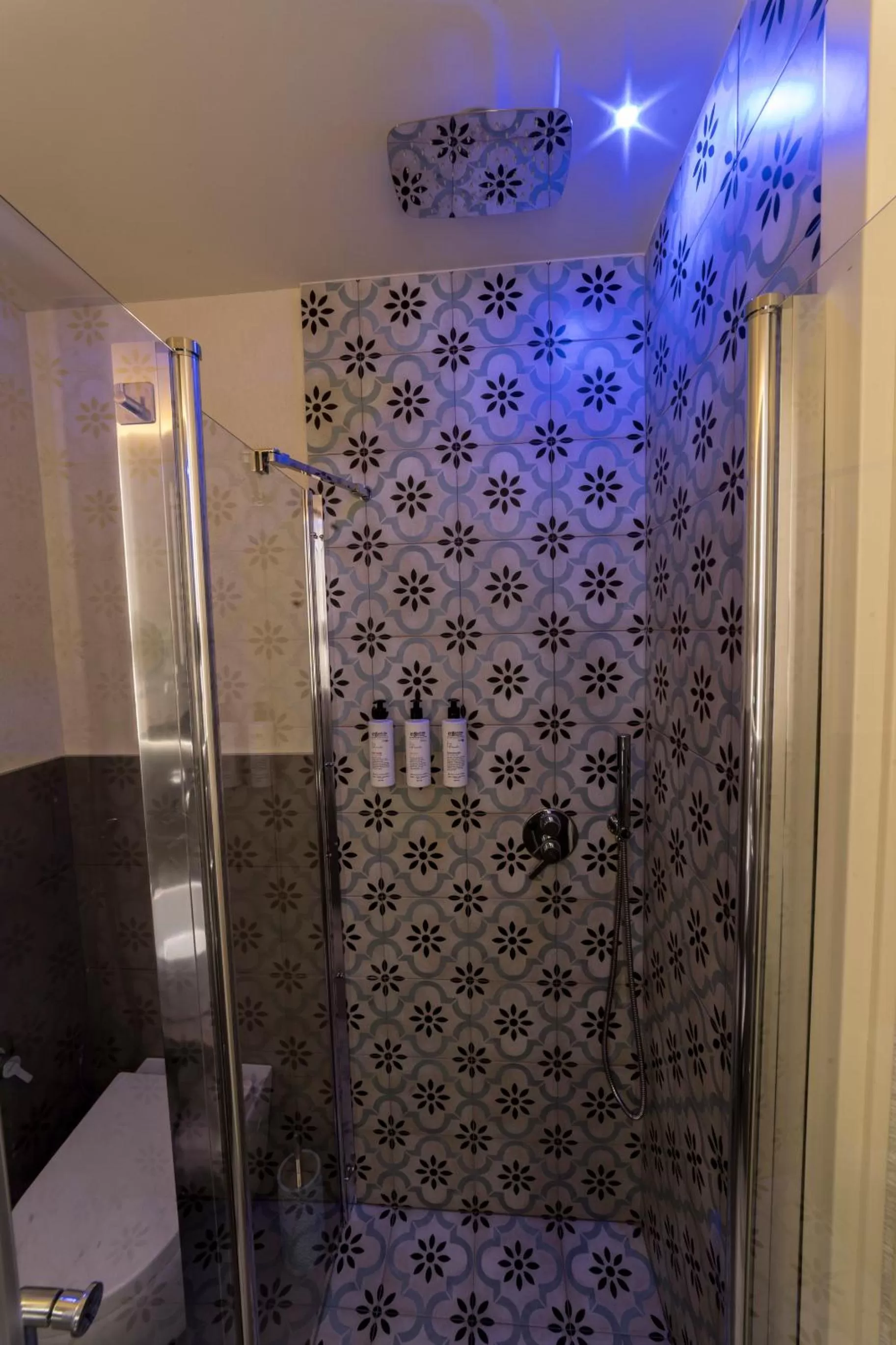 Shower in B&B SMARTFIT HOUSE - Room & Relax in Pescara
