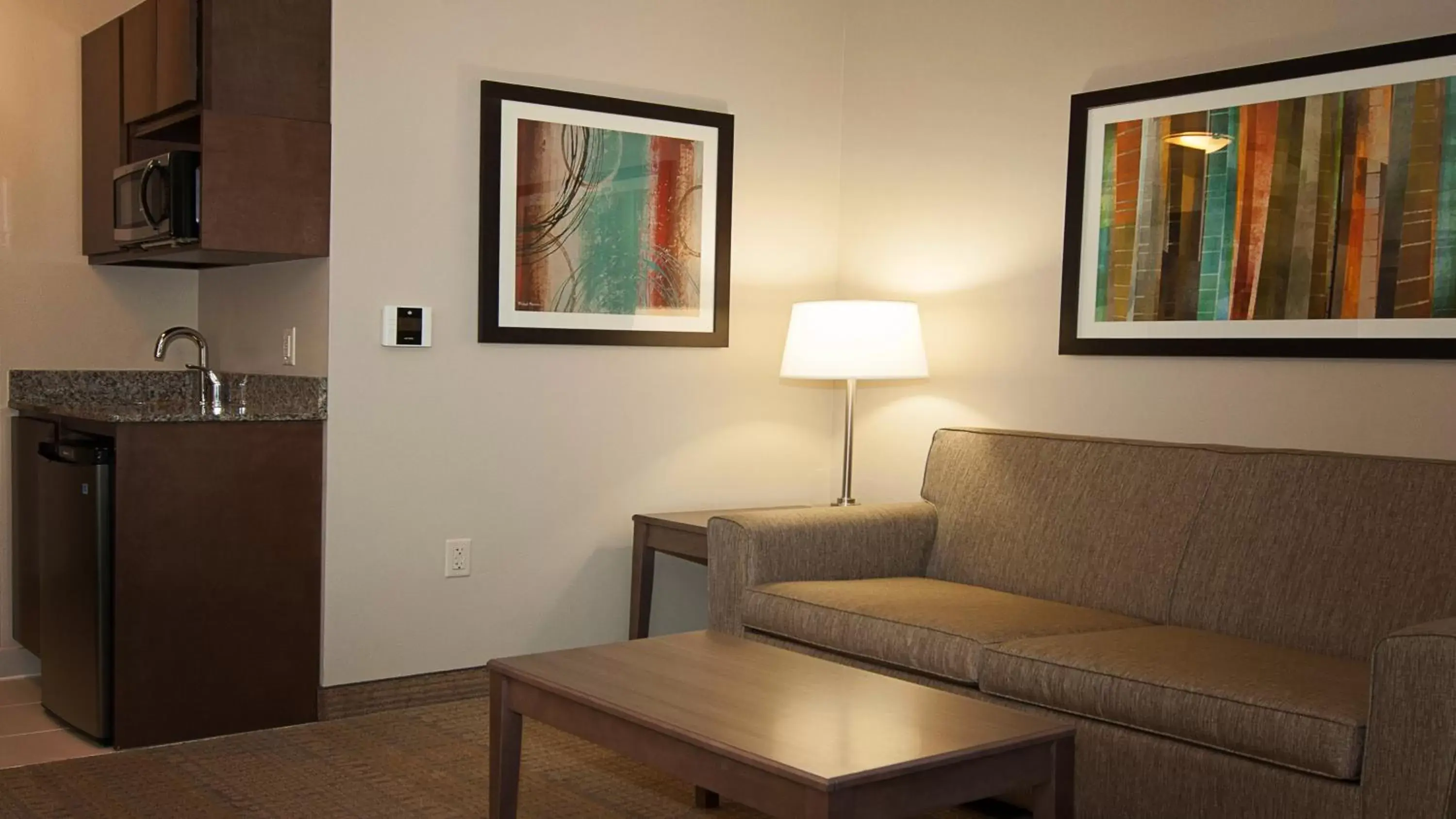 Photo of the whole room, Seating Area in Holiday Inn Express Hotel & Suites Wichita Northeast, an IHG Hotel