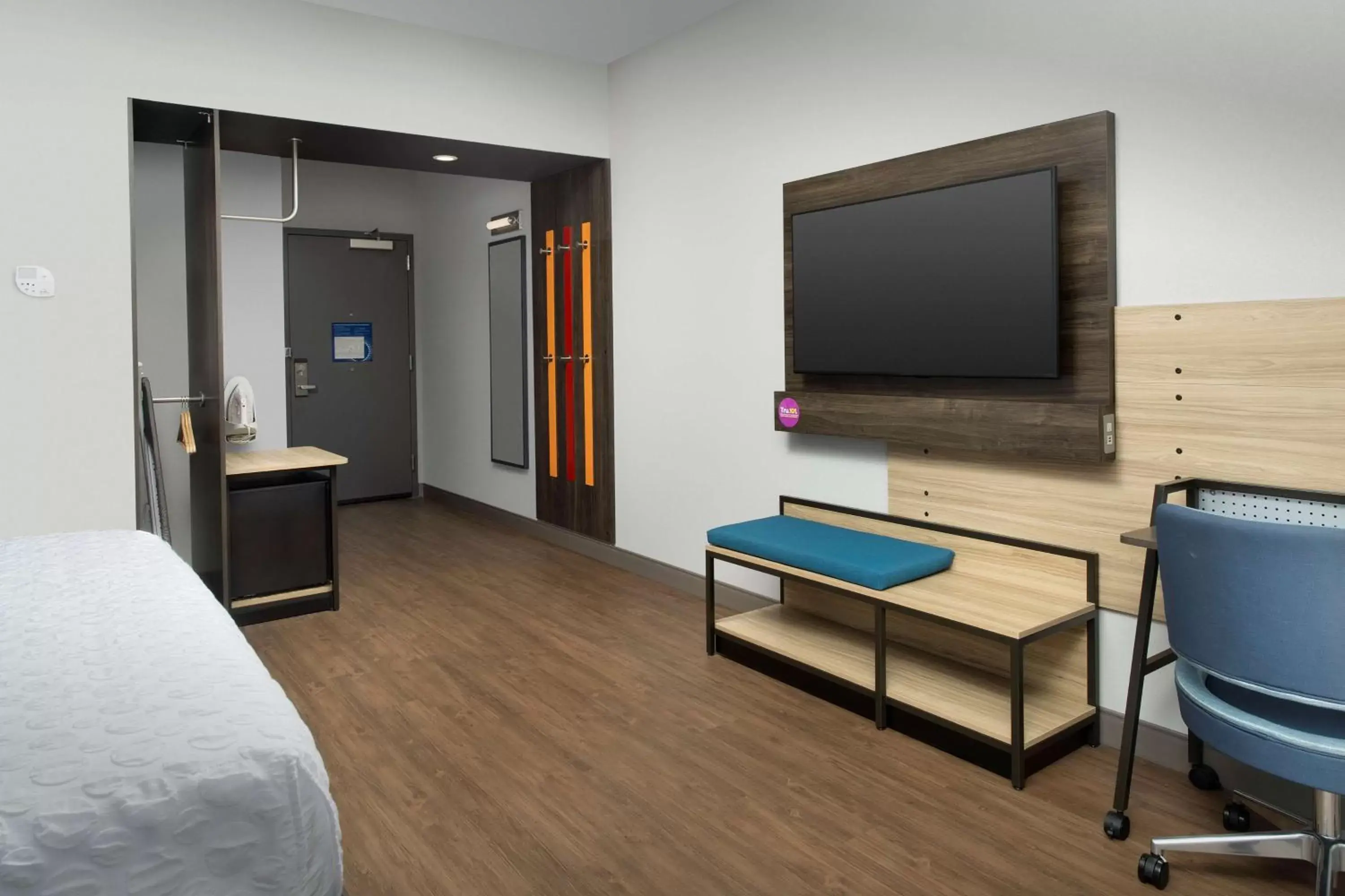 Bedroom, TV/Entertainment Center in Tru By Hilton Orlando Convention Center