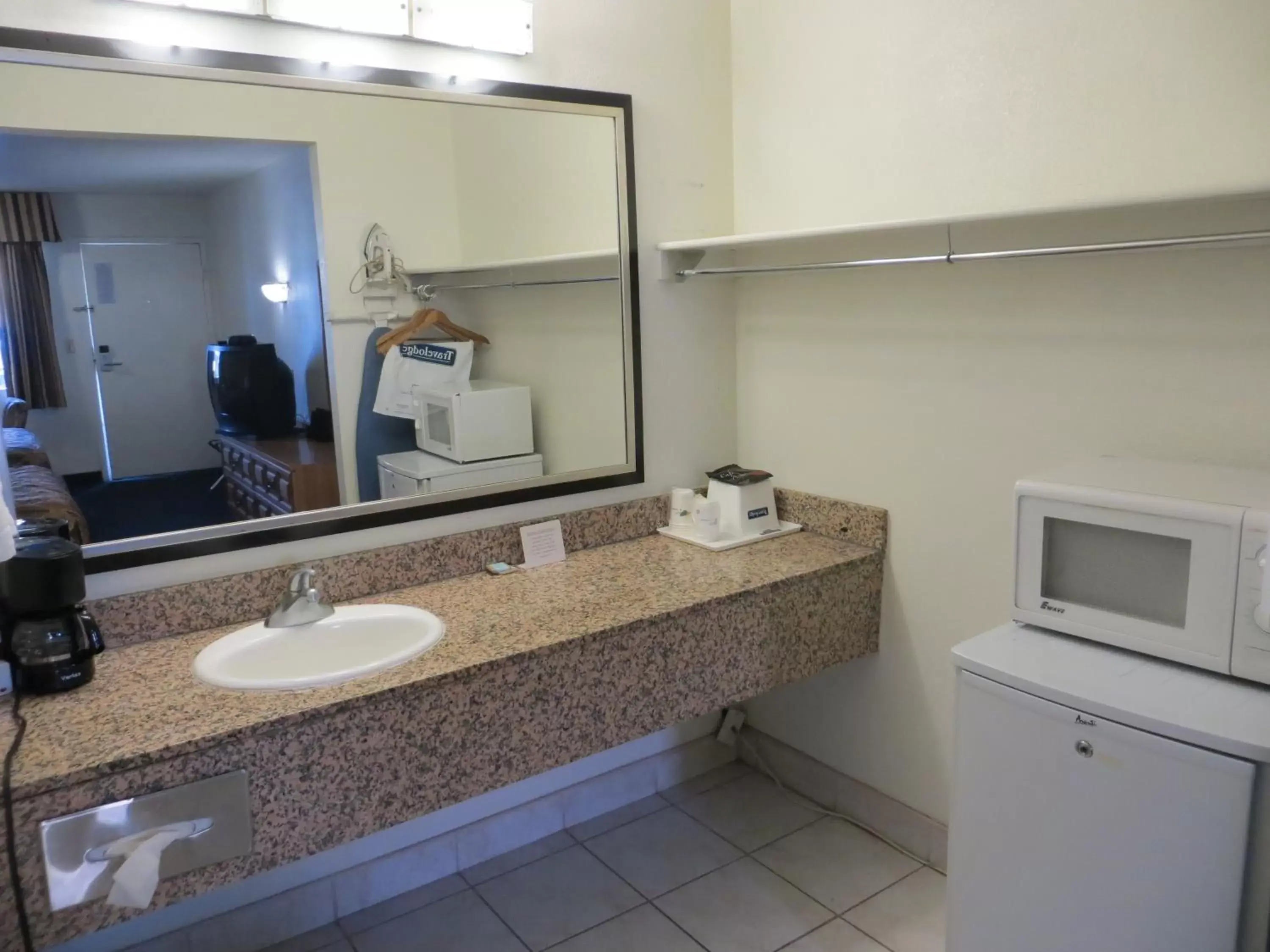 Deluxe King Room - Non-Smoking in Travelodge by Wyndham Banning Casino and Outlet Mall Deluxe King Room - Non-Smoking in Travelodge by Wyndham Banning Casino and Outlet Mall