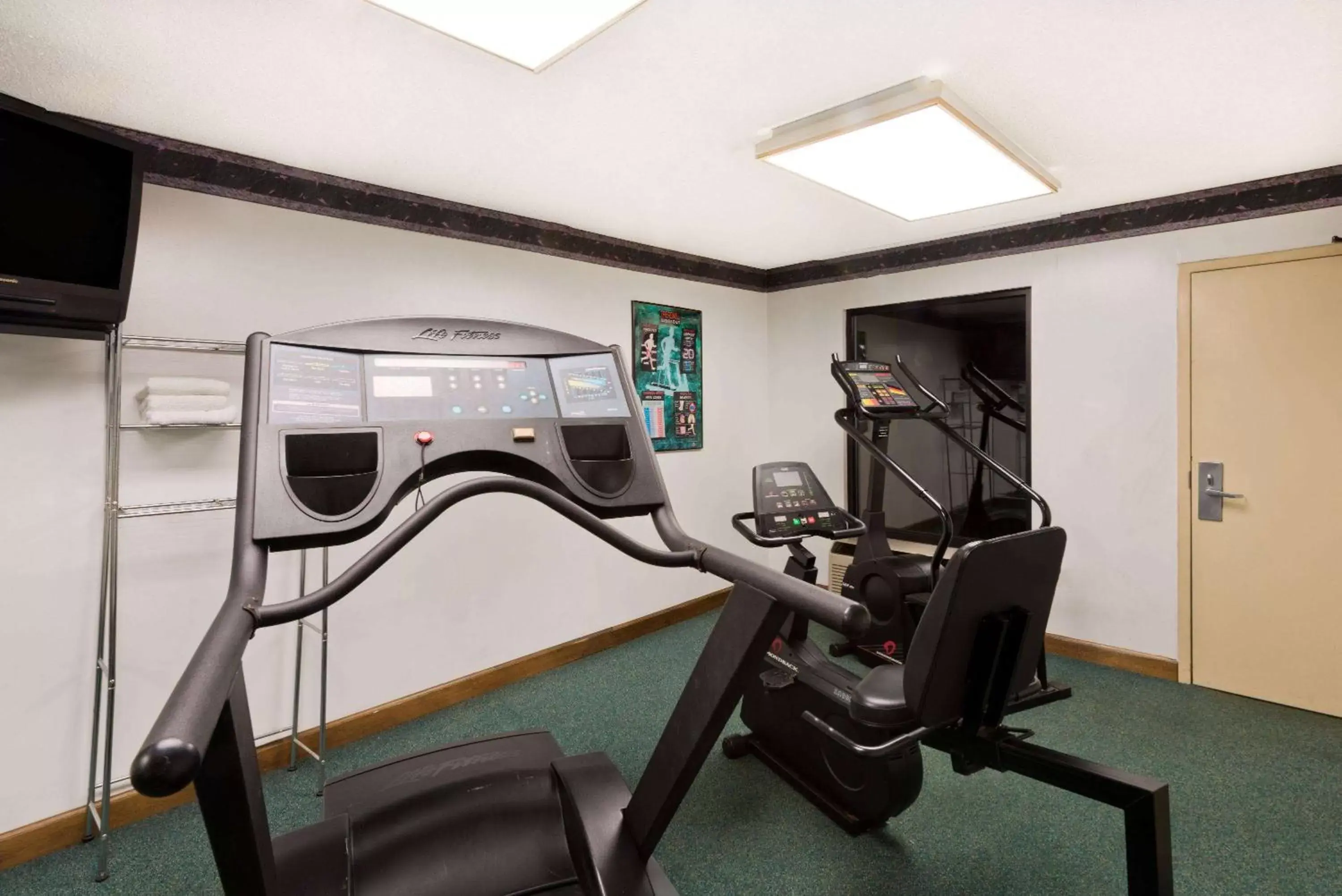 Fitness centre/facilities, Fitness Center/Facilities in Super 8 by Wyndham Huntersville/Charlotte Area