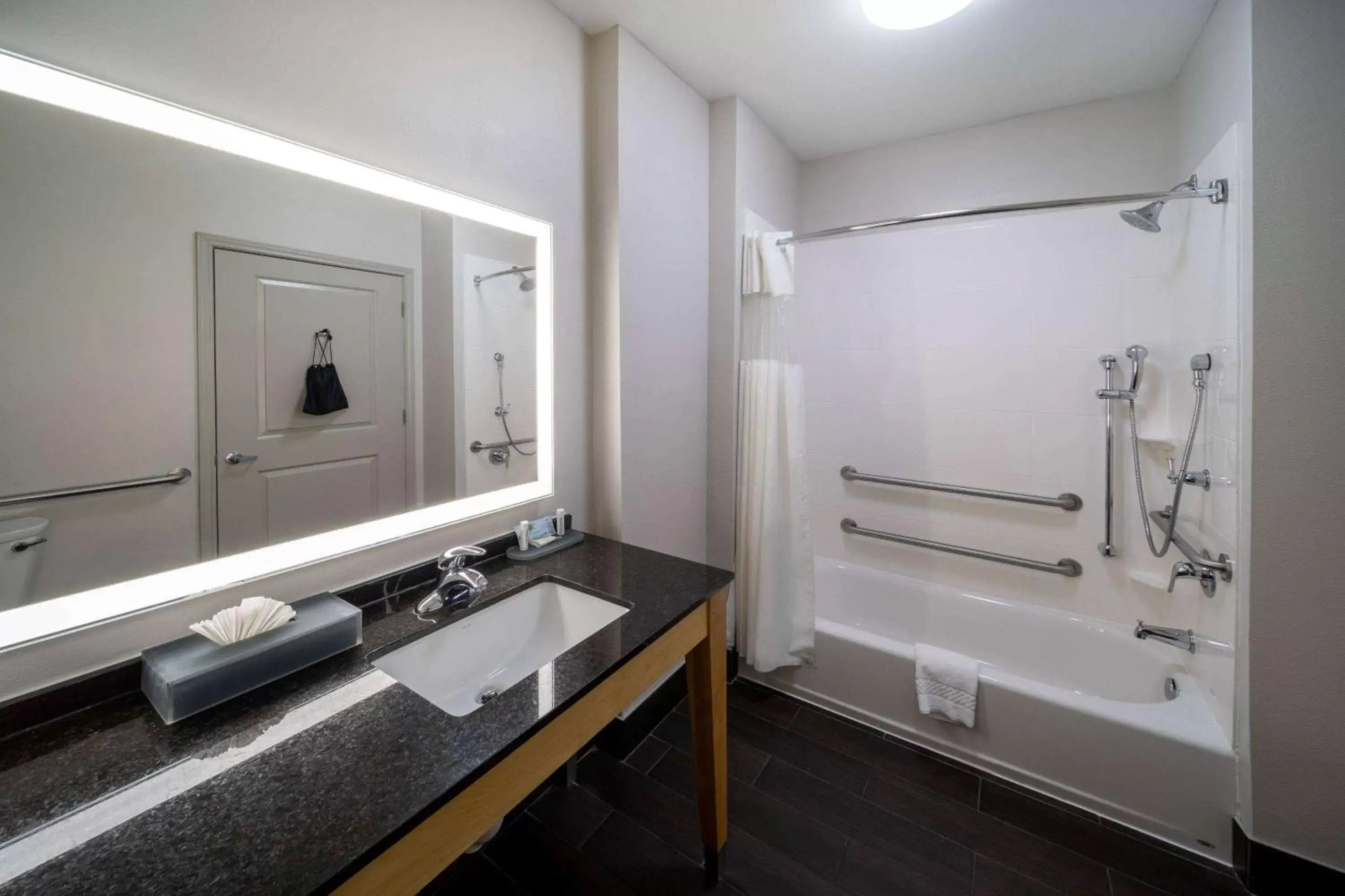 Bathroom in La Quinta by Wyndham Wichita Falls - MSU Area