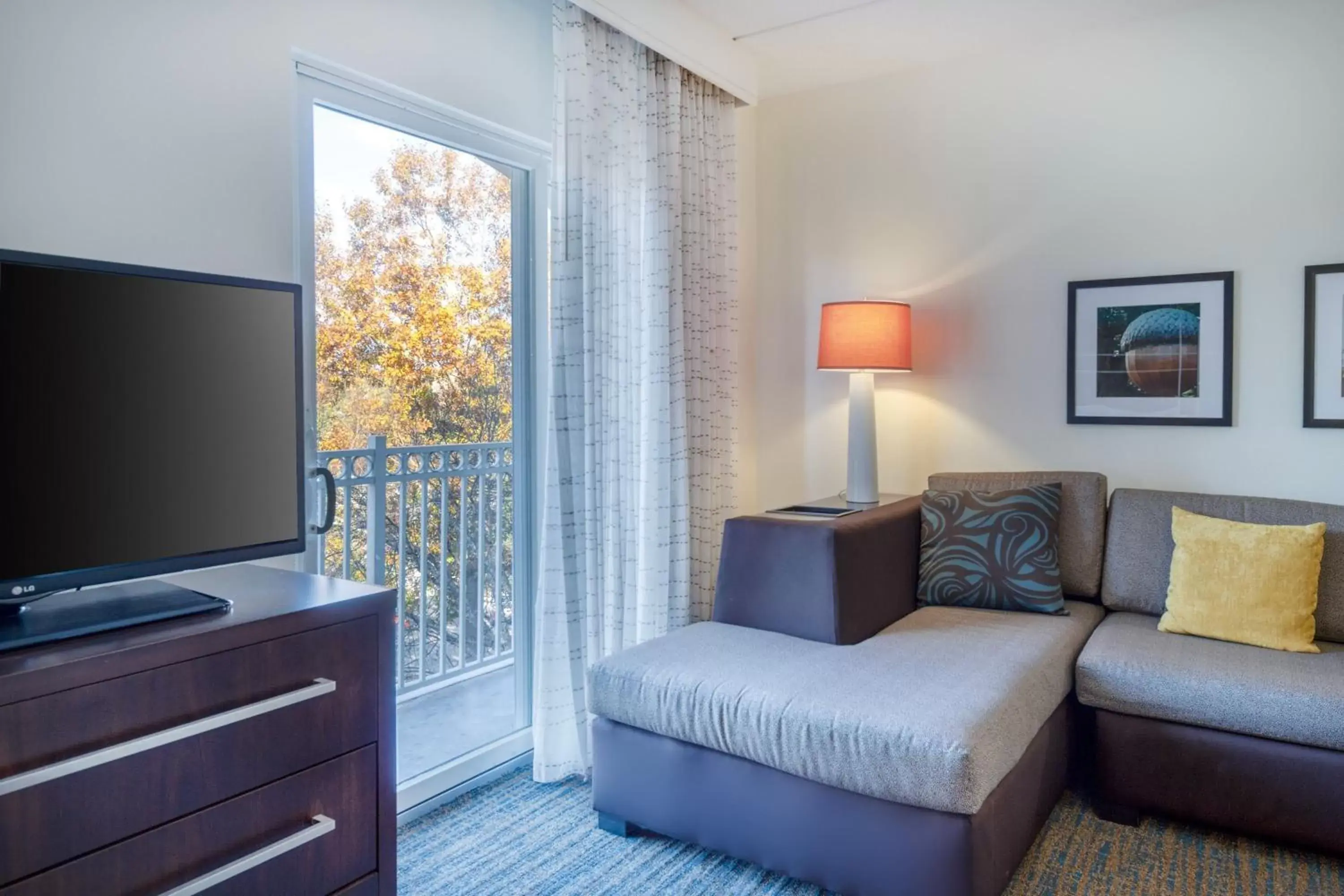 Photo of the whole room, Seating Area in Residence Inn by Marriott Raleigh Crabtree Valley