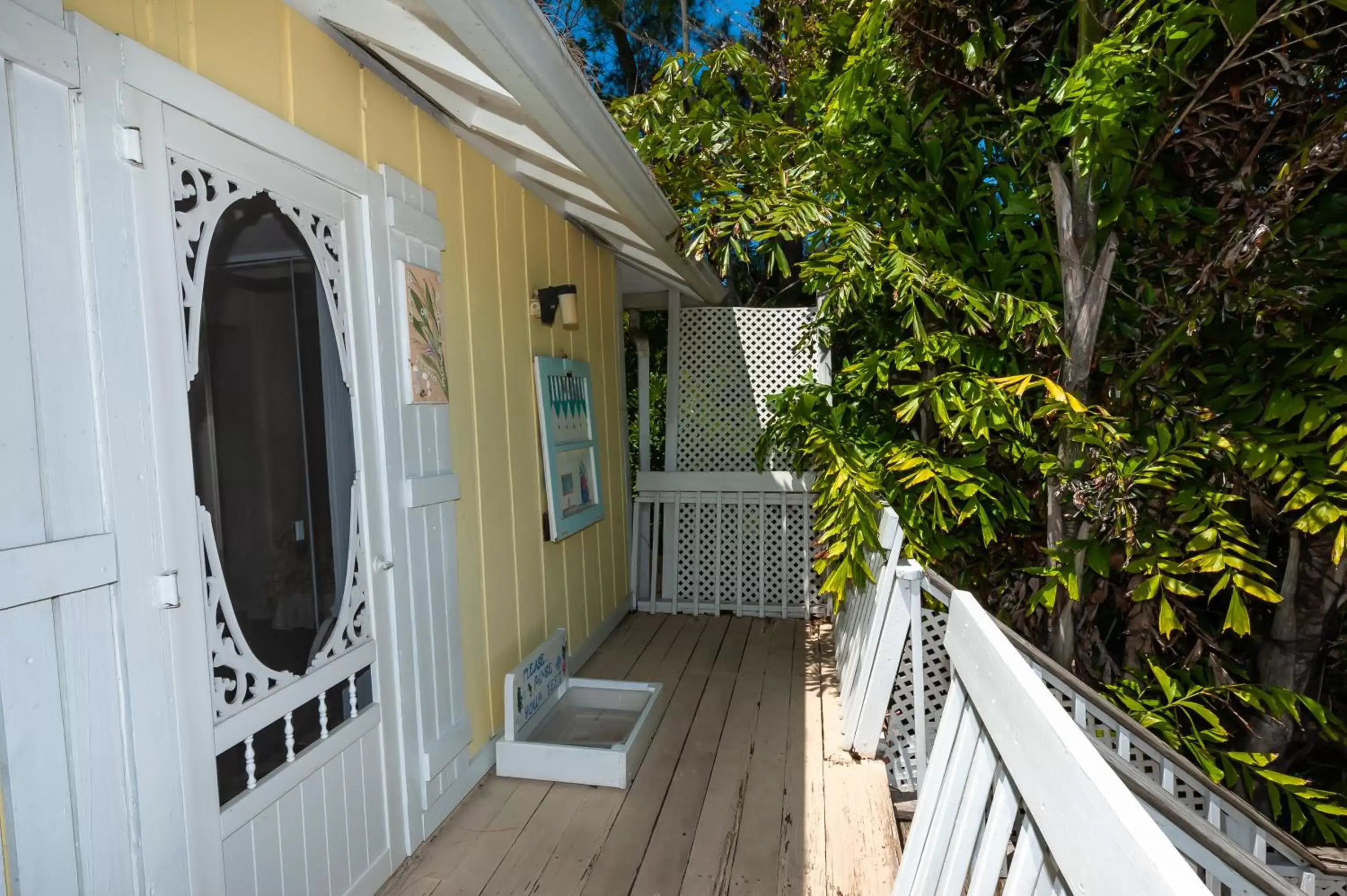 Facade/entrance, Balcony/Terrace in Cedar Cove Resort & Cottages