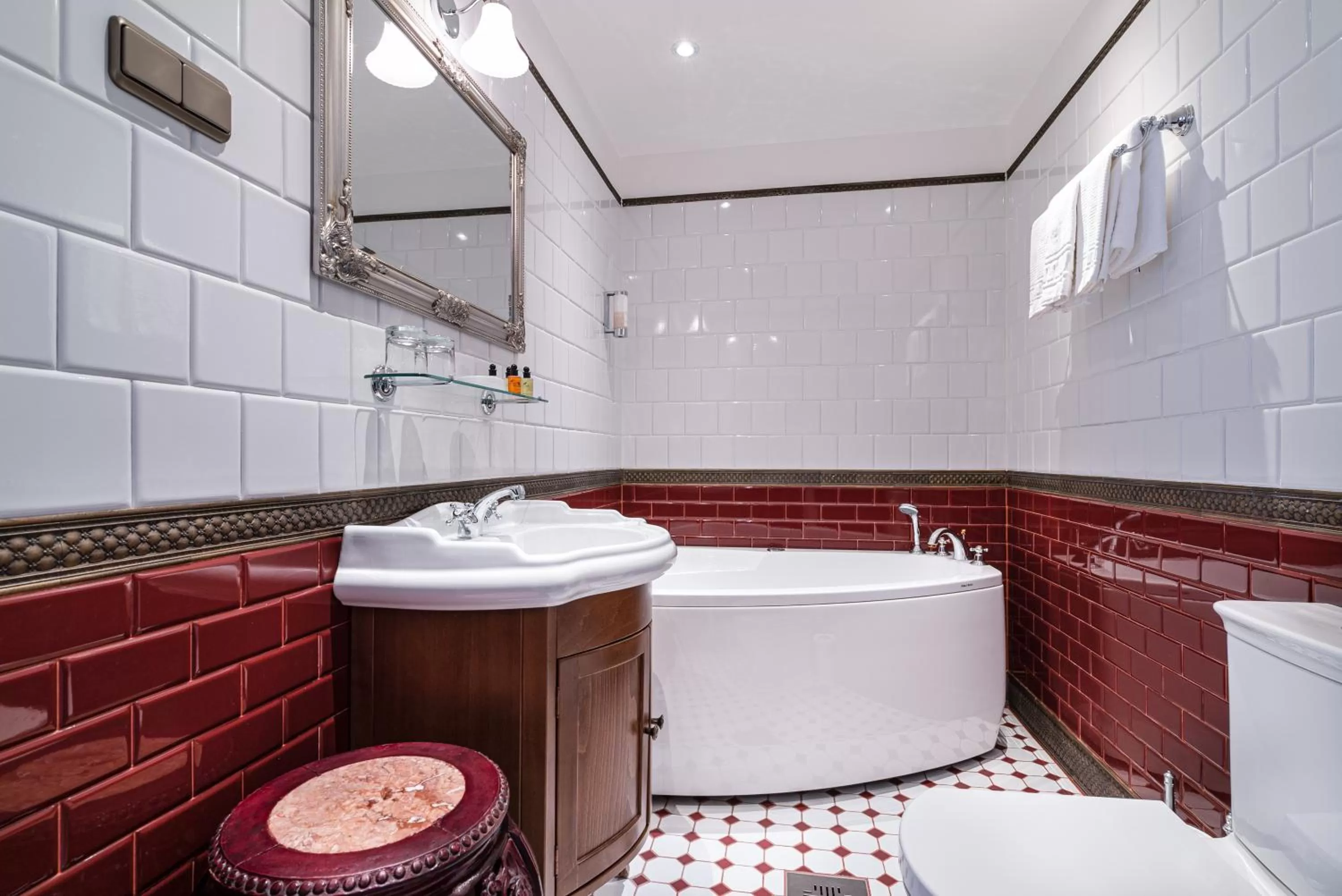 Hot Tub in Padise Manor