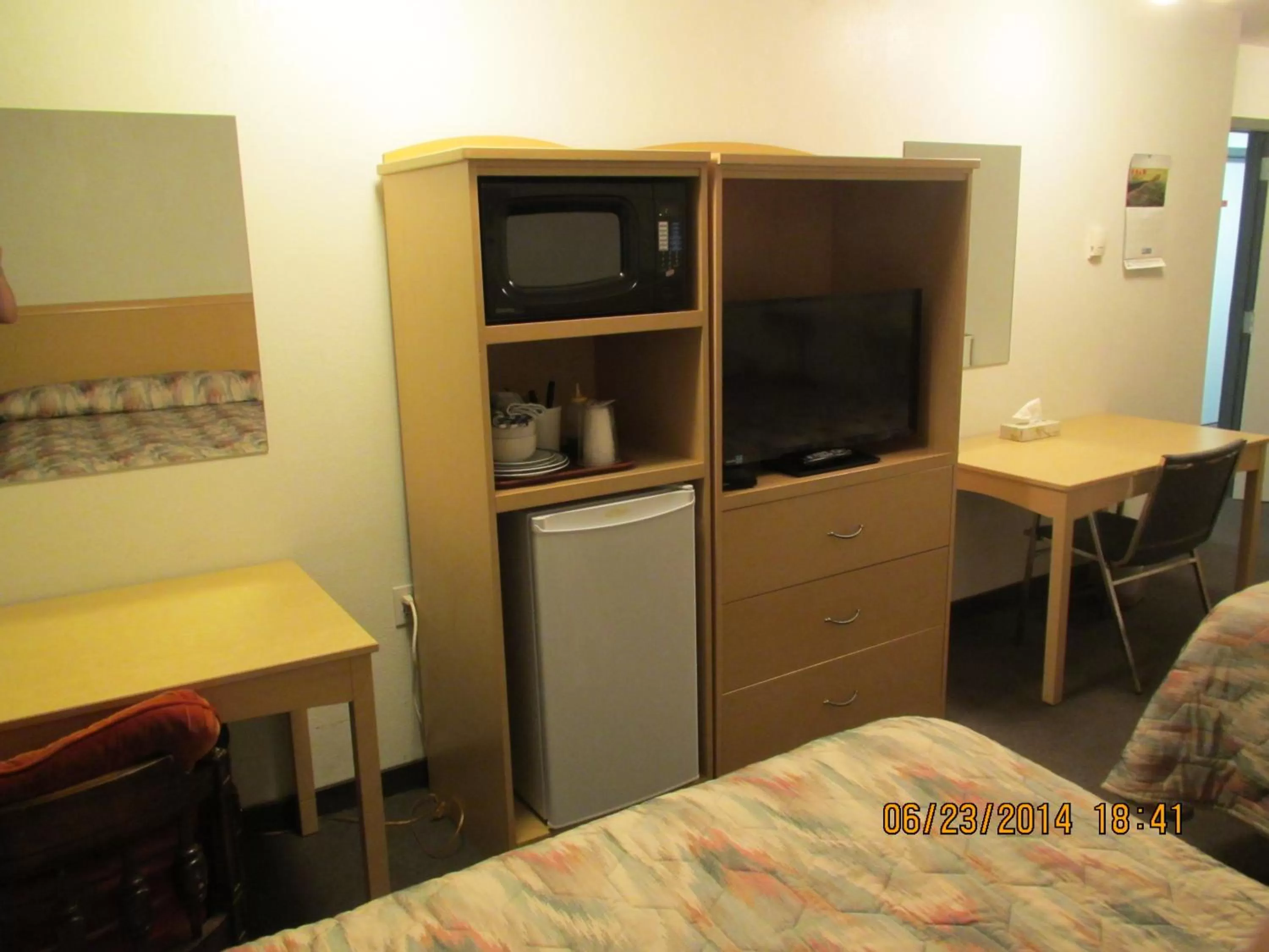 TV and multimedia, Bed in Lazy J Motel