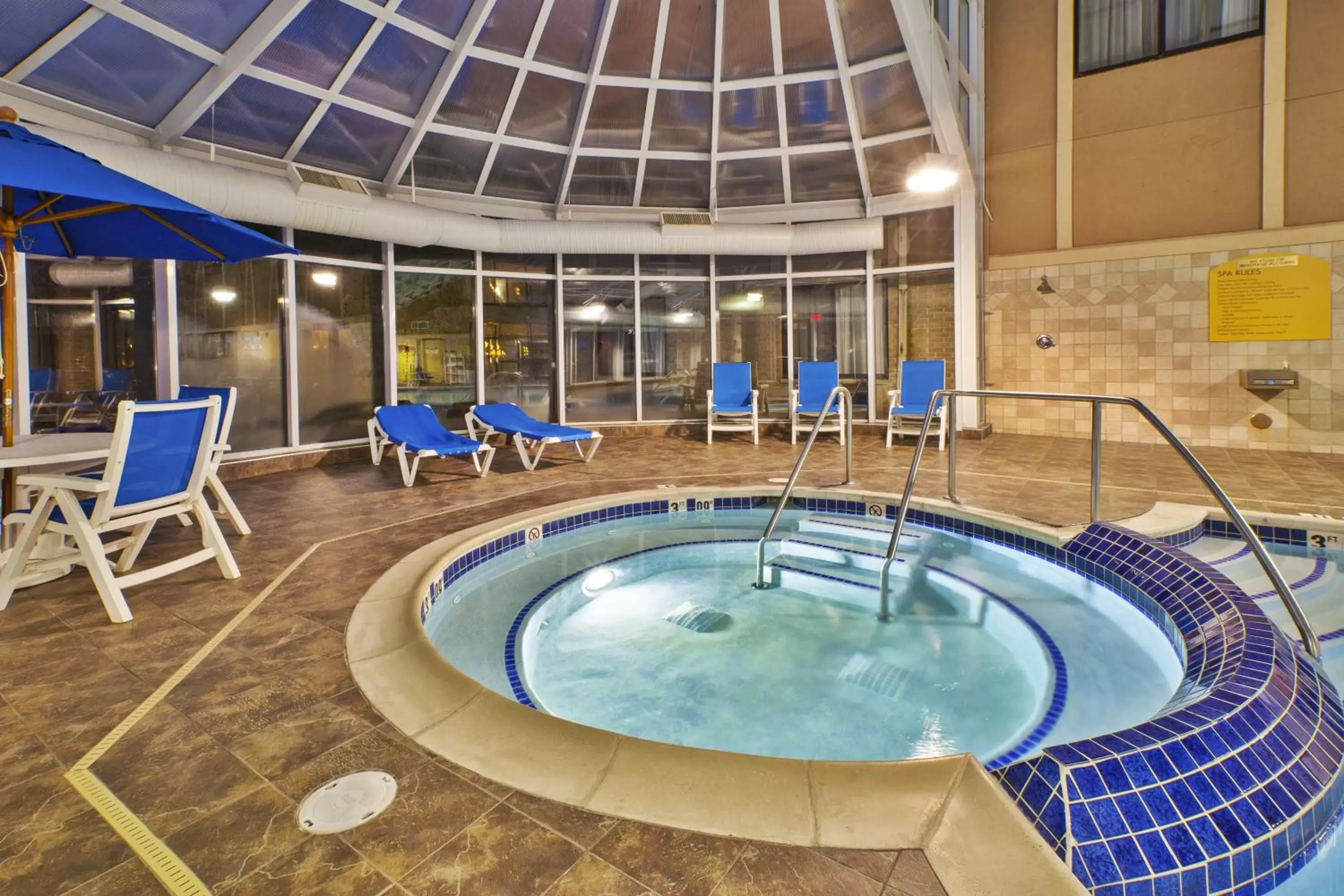 Spa and wellness centre/facilities, Swimming Pool in Holiday Inn Express Hotel & Suites - Belleville Area, an IHG Hotel