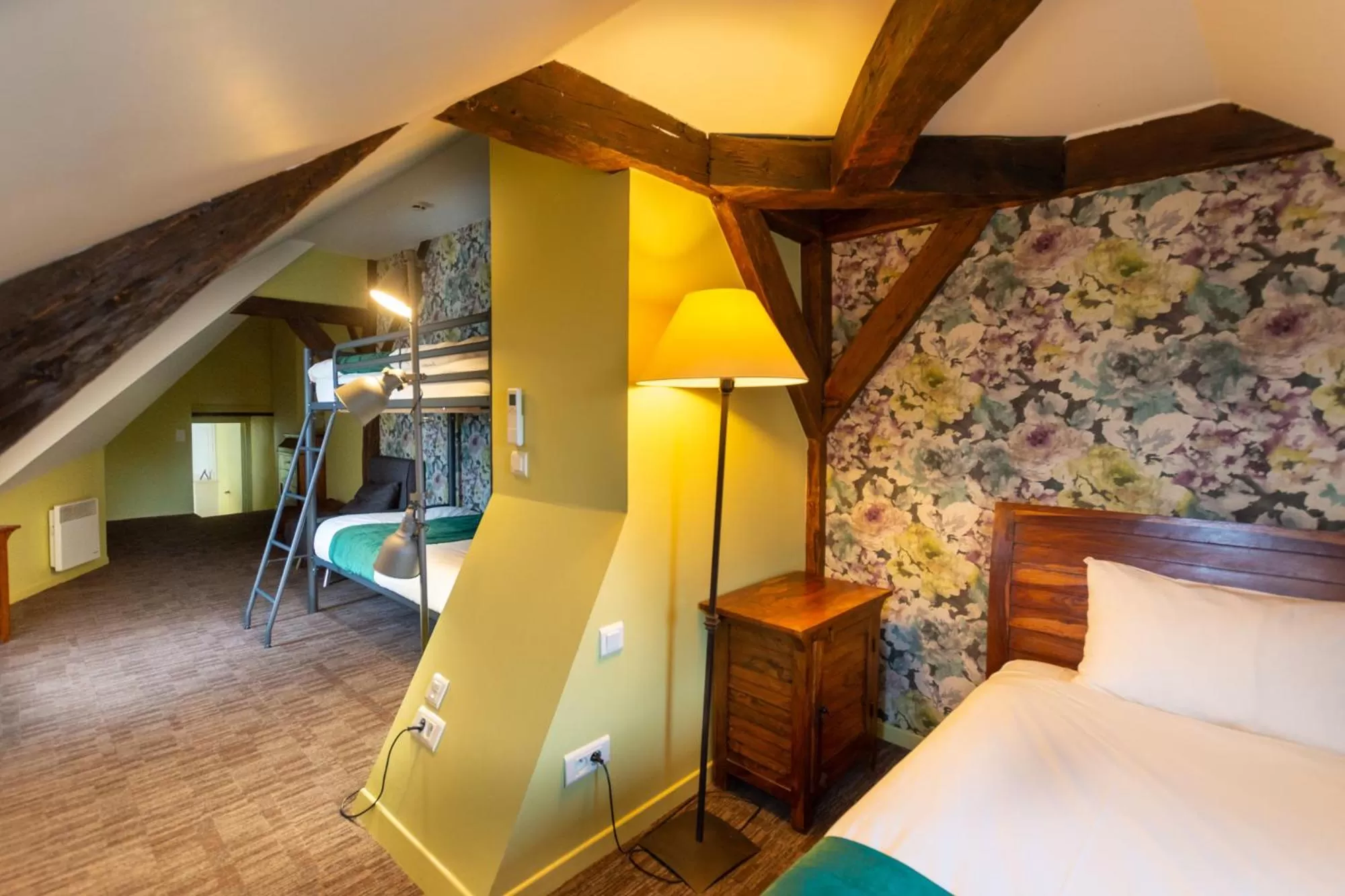 Bed in Logis Hôtel Le Vert Galant