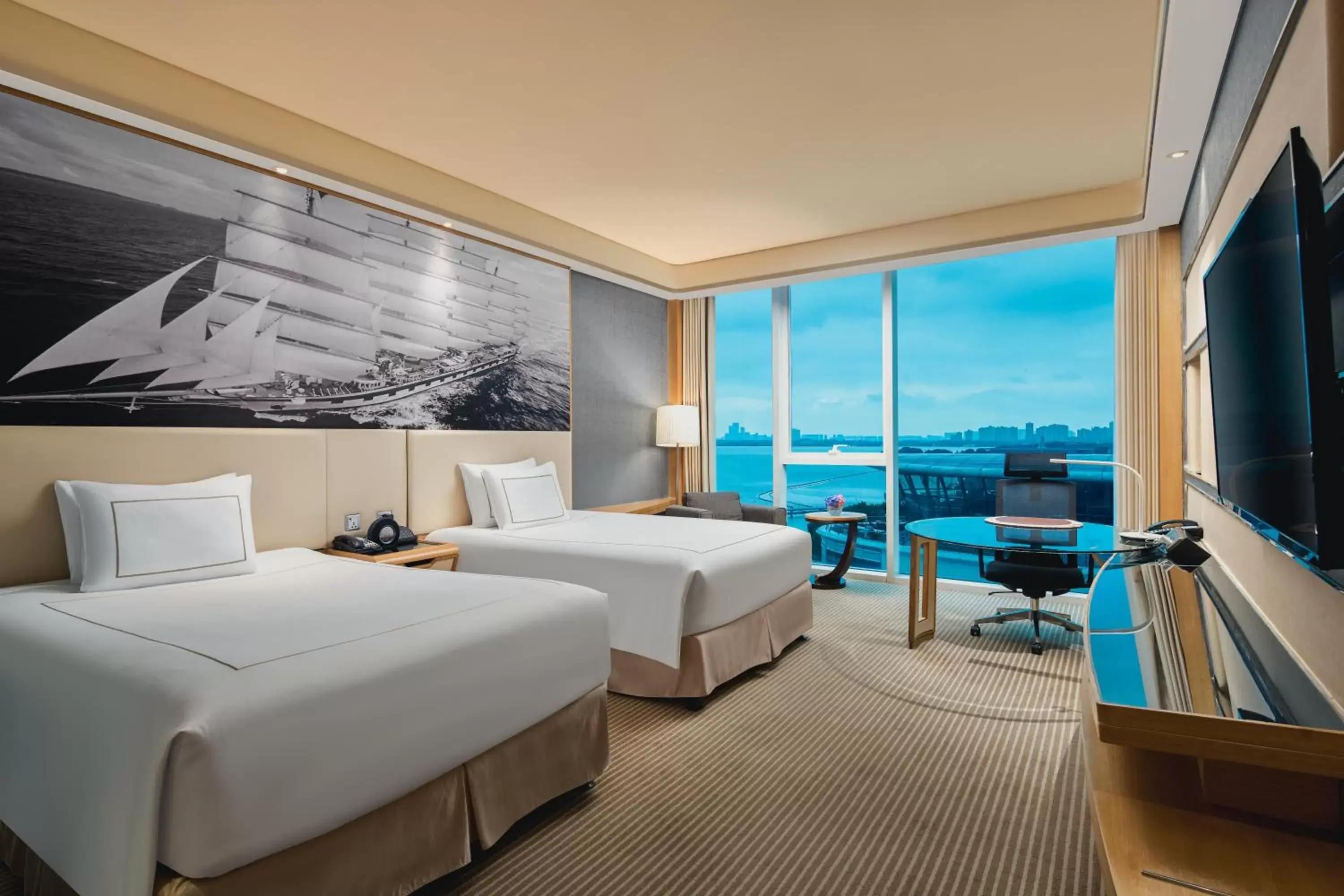 Lake view, Bed in Crowne Plaza Suzhou by IHG Lake view, Bed in Crowne Plaza Suzhou by IHG