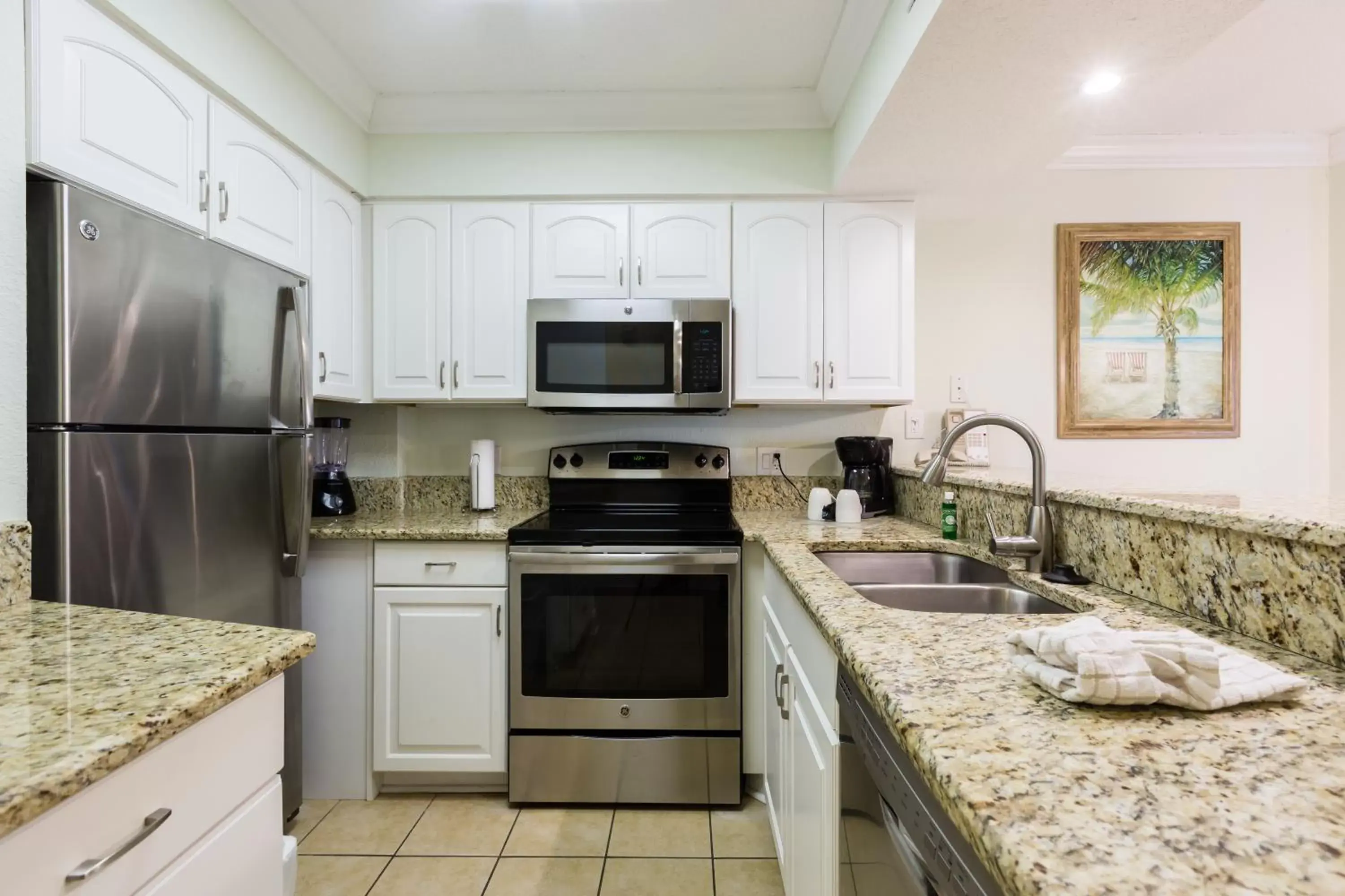 Kitchen or kitchenette, Kitchen/Kitchenette in Sands Beach Club by Capital Vacations