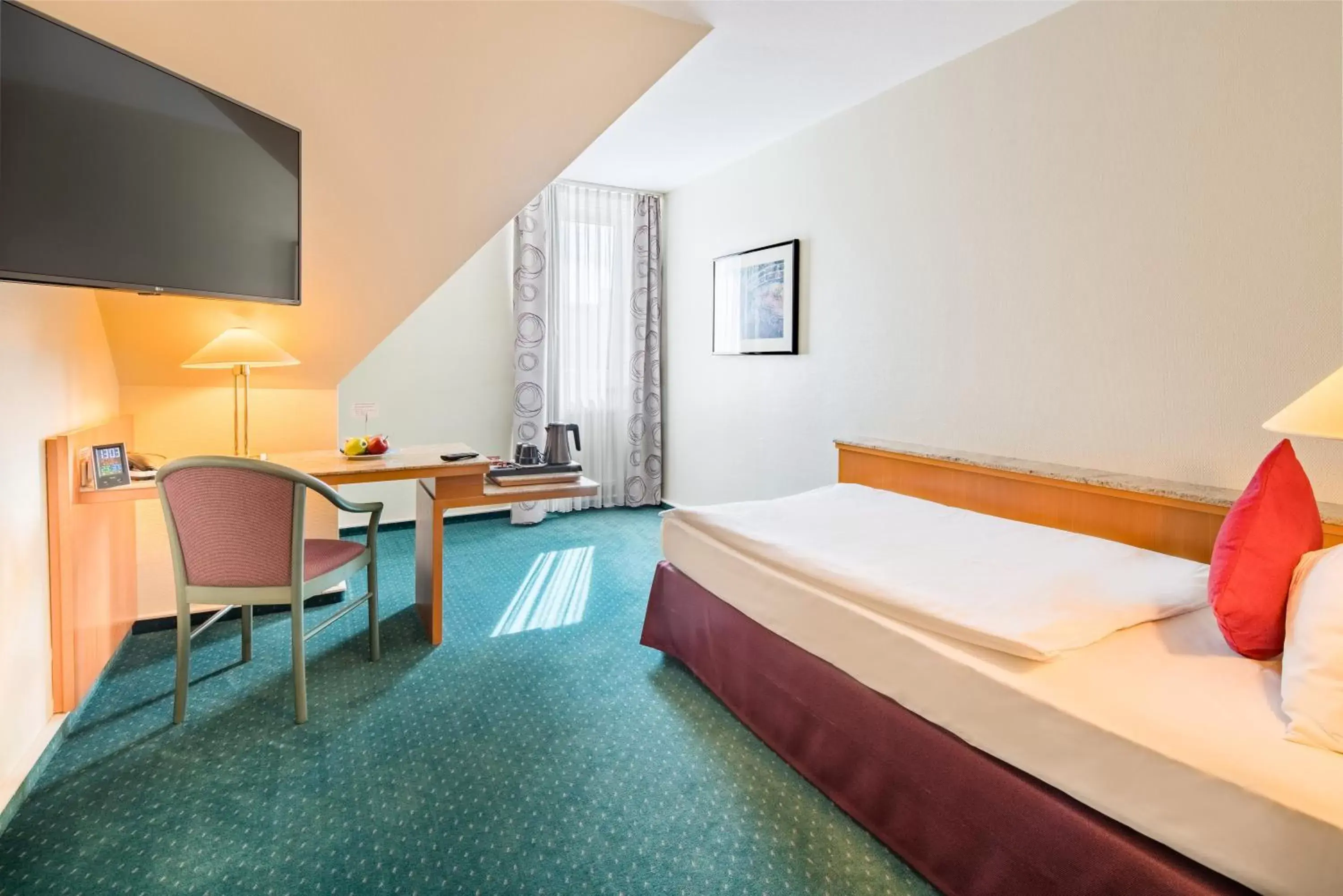 Photo of the whole room, Bed in PLAZA Hotel Blankenburg Ditzingen, Sure Hotel Collection