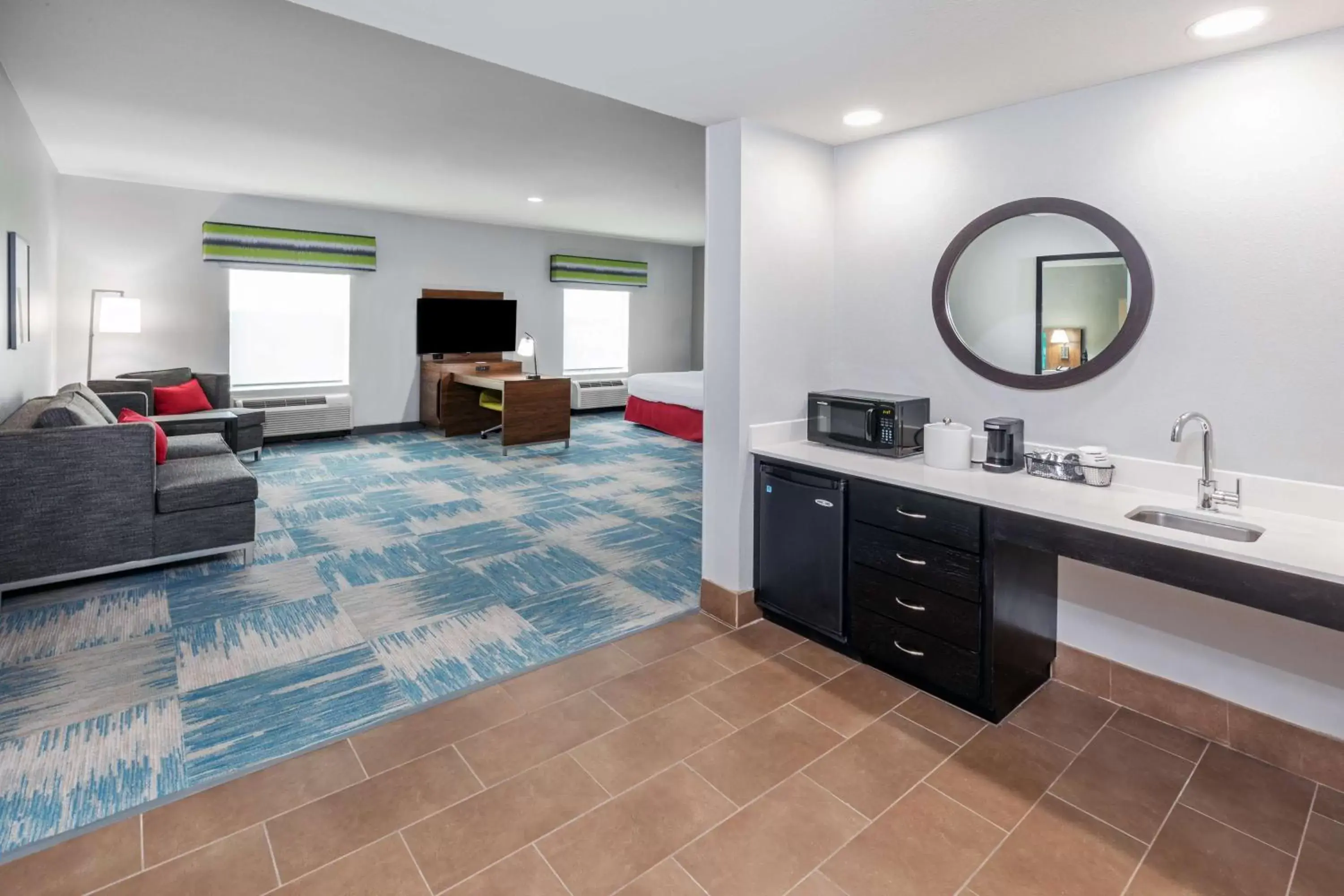 Bedroom, Kitchen/Kitchenette in Hampton Inn and Suites Houston Central