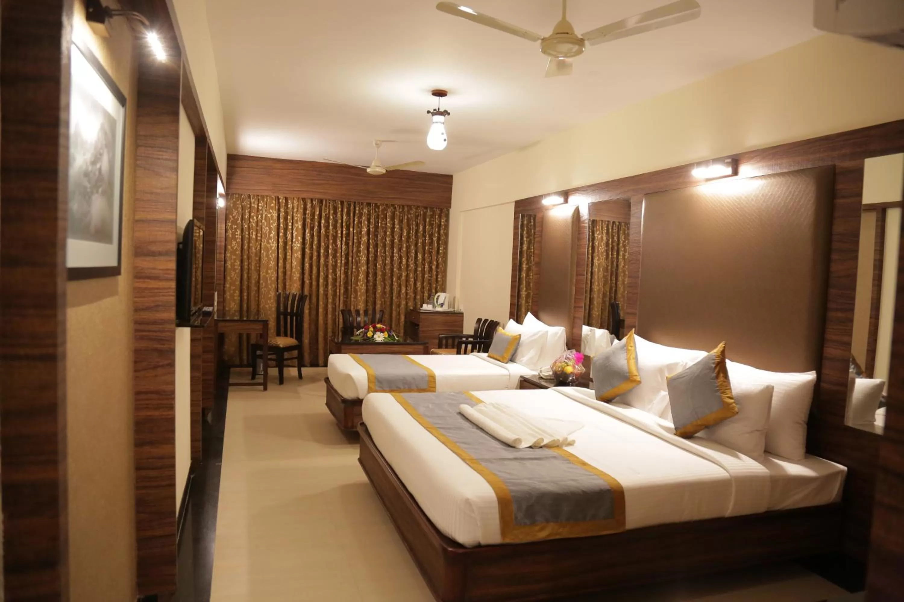 Photo of the whole room, Bed in Rangalaya Royal