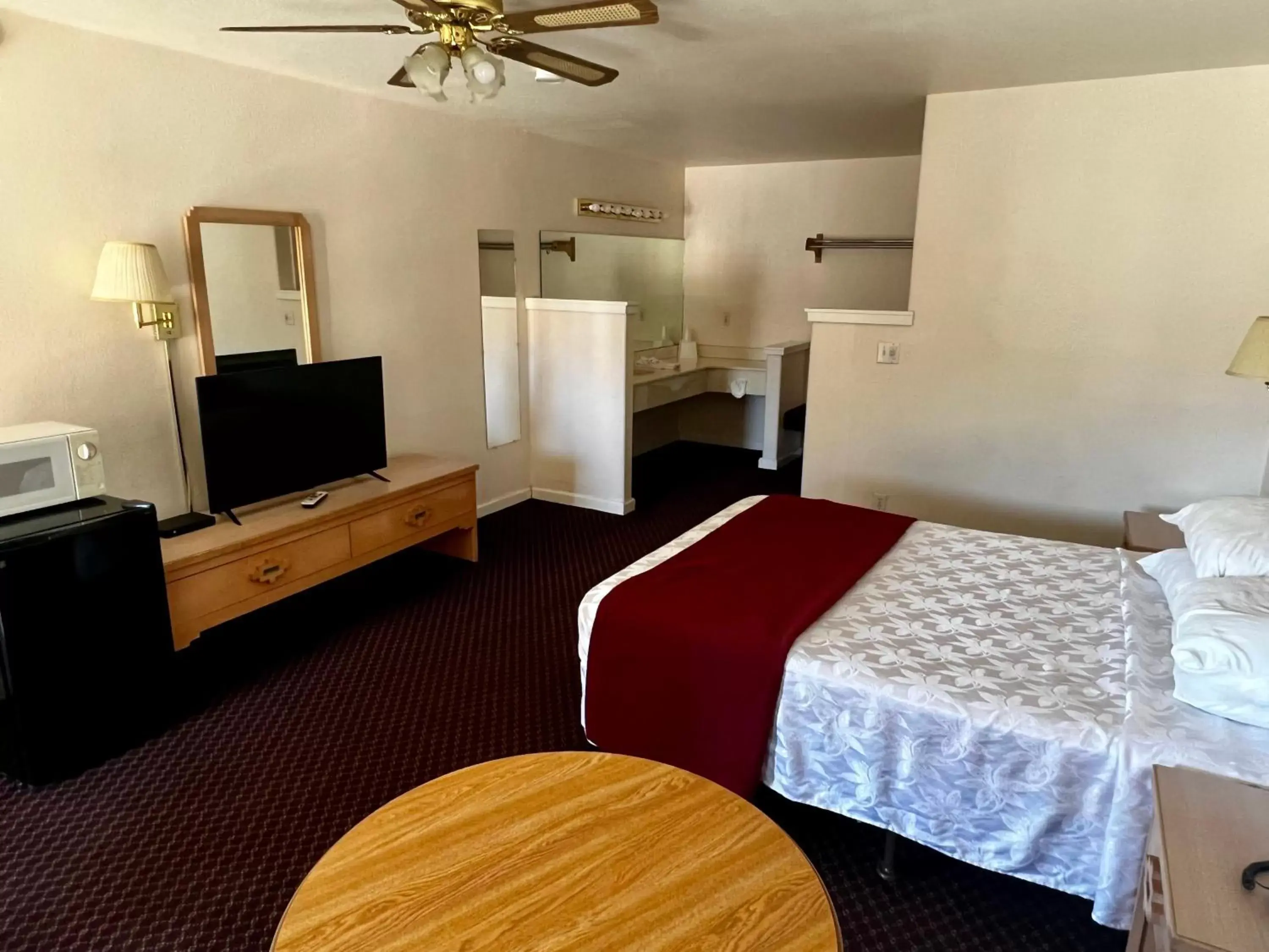 Bed in Rodeway Inn - Santa Fe Inn