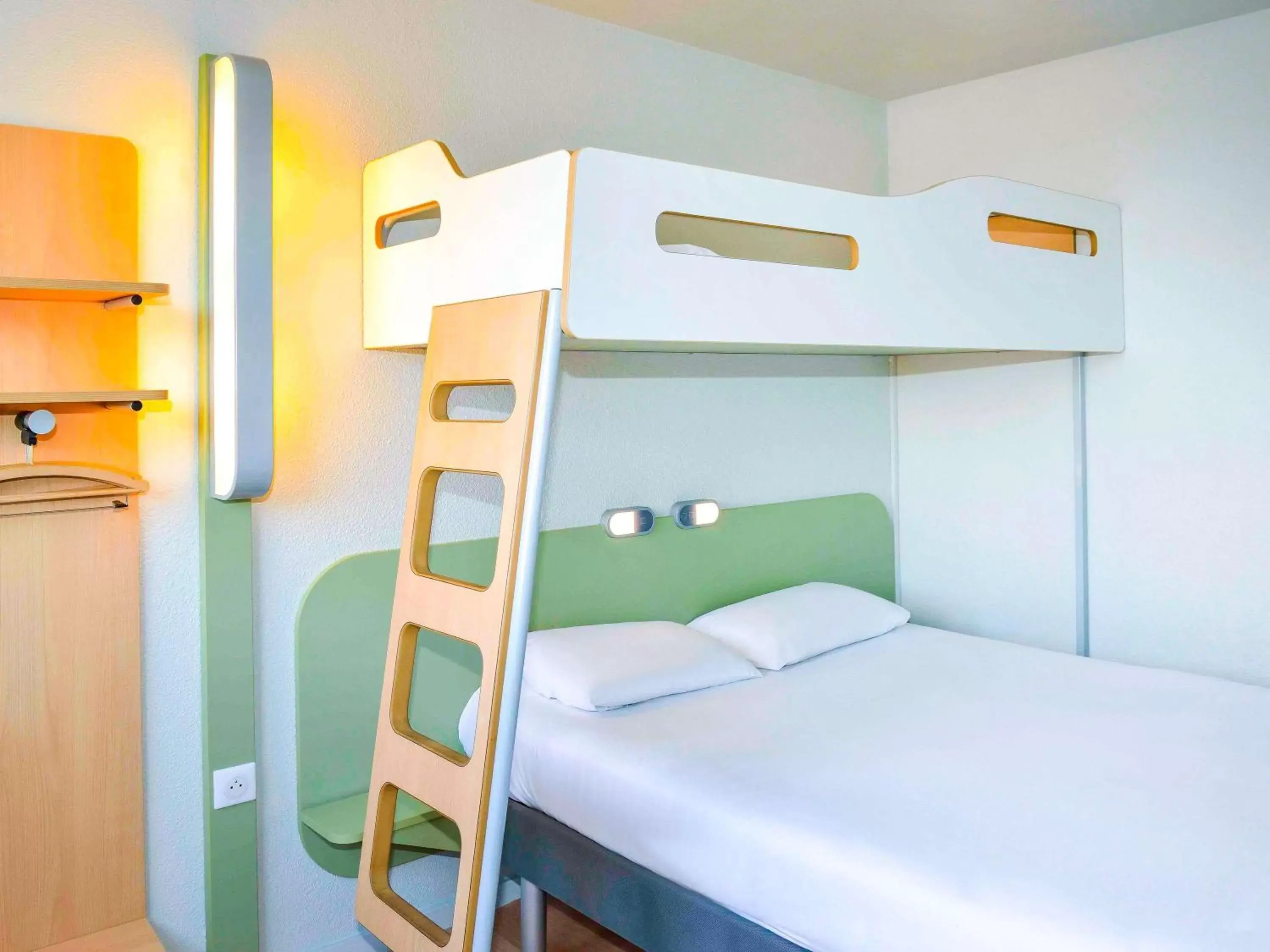 Photo of the whole room, Bunk Bed in ibis budget Bordeaux Lac