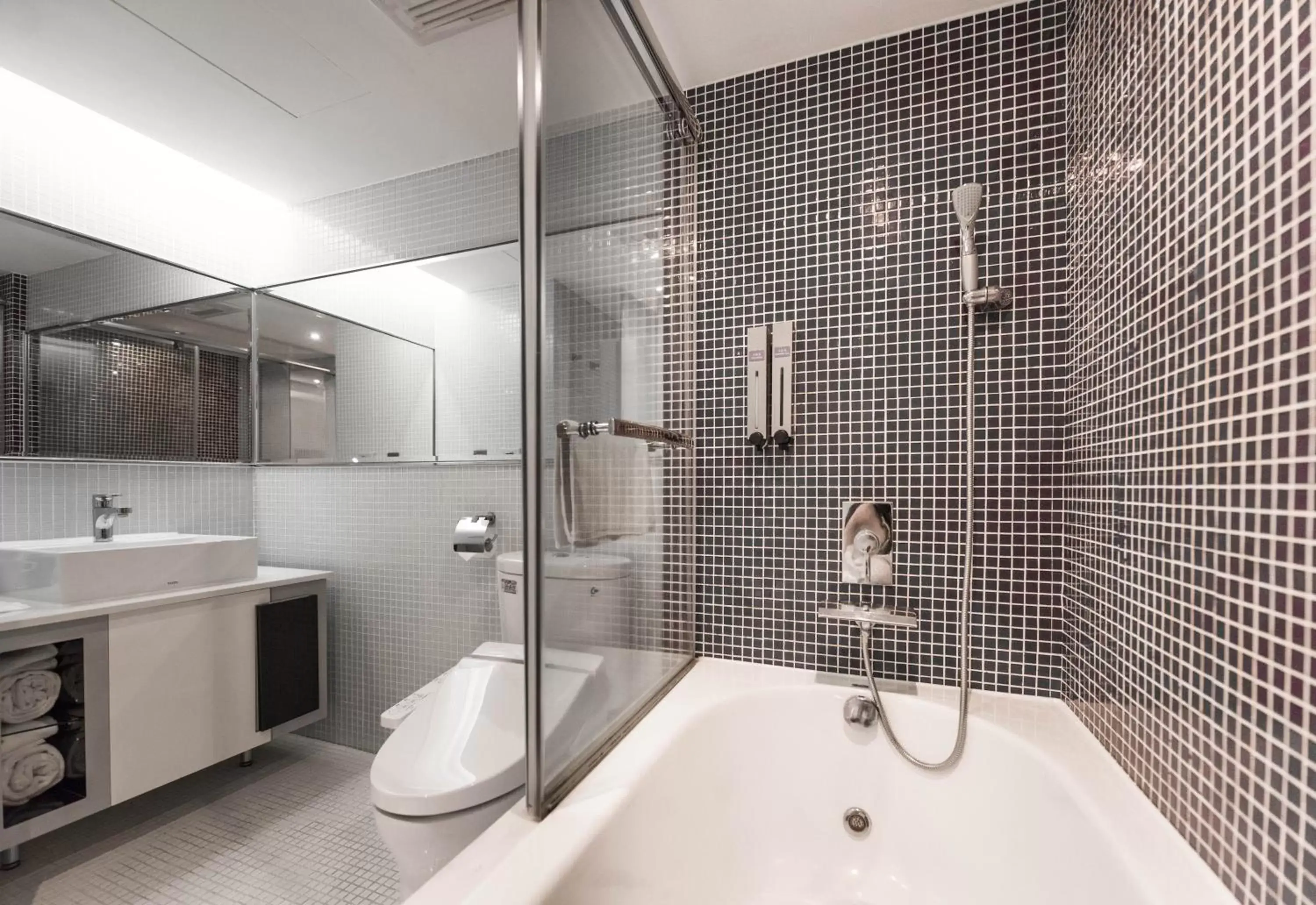 Shower, Bathroom in Saual Keh Hotel