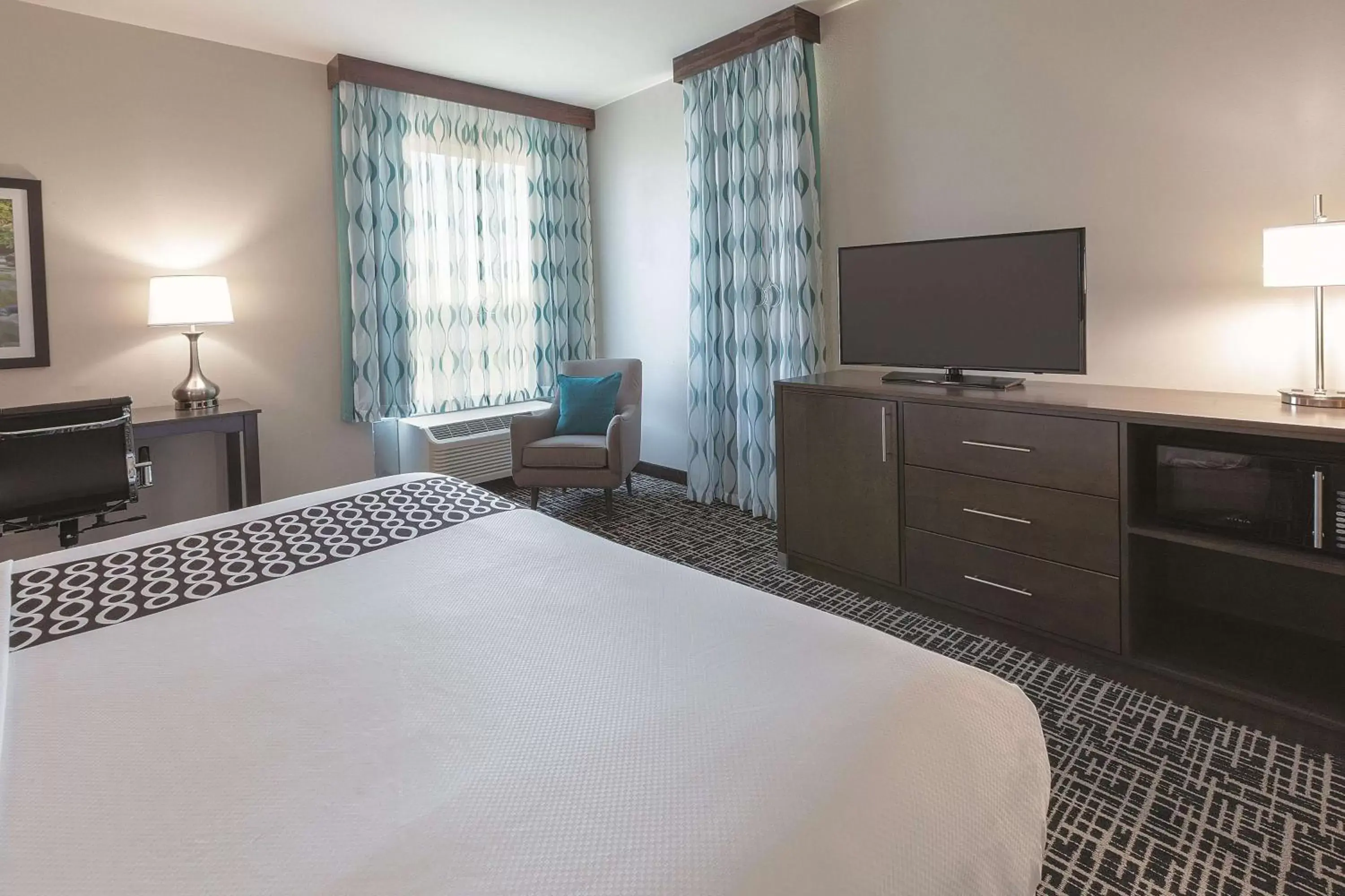 Photo of the whole room, Bed in La Quinta by Wyndham Terre Haute Photo of the whole room, Bed in La Quinta by Wyndham Terre Haute