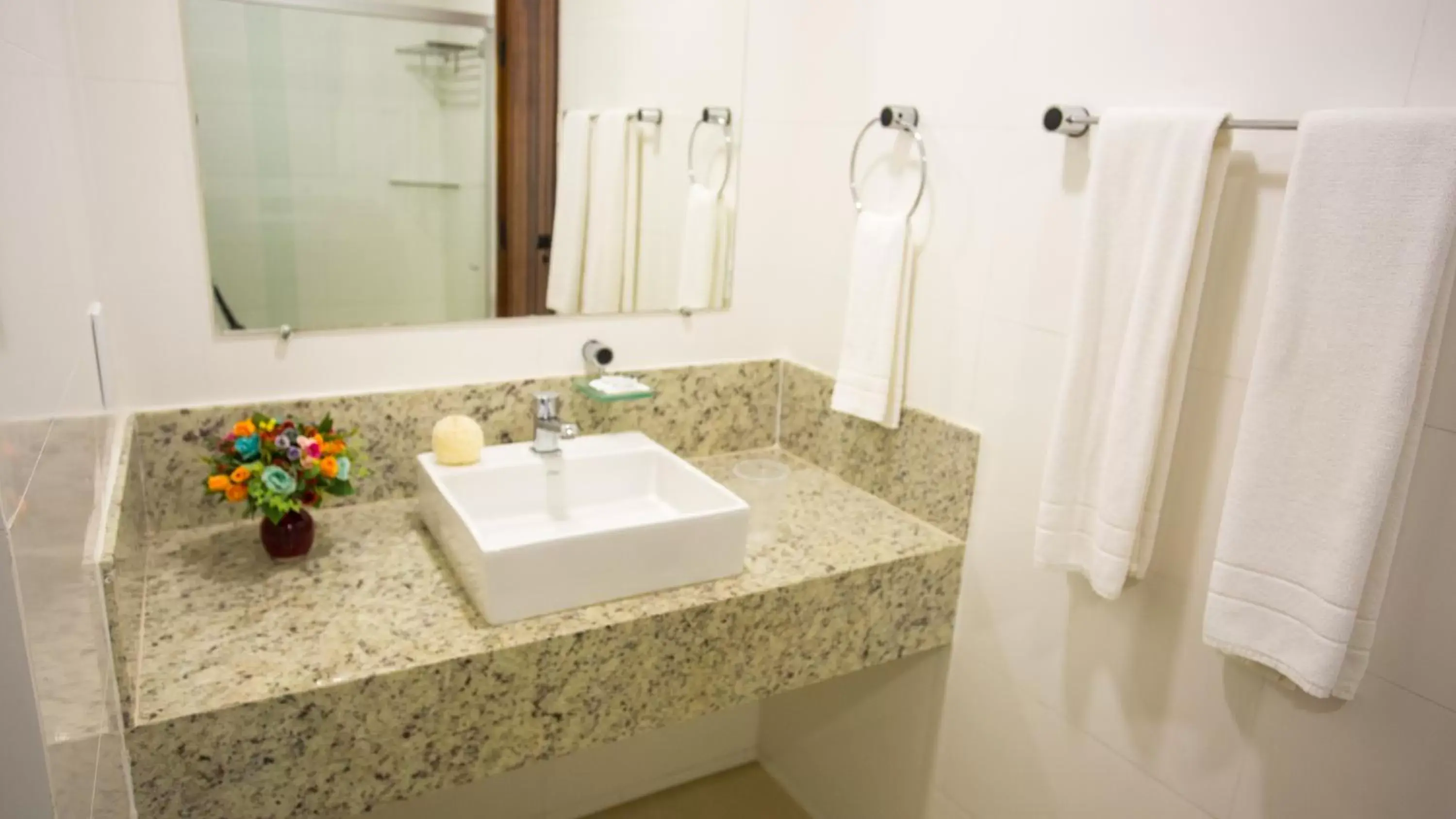 Bathroom in Monte Pascoal Praia Hotel