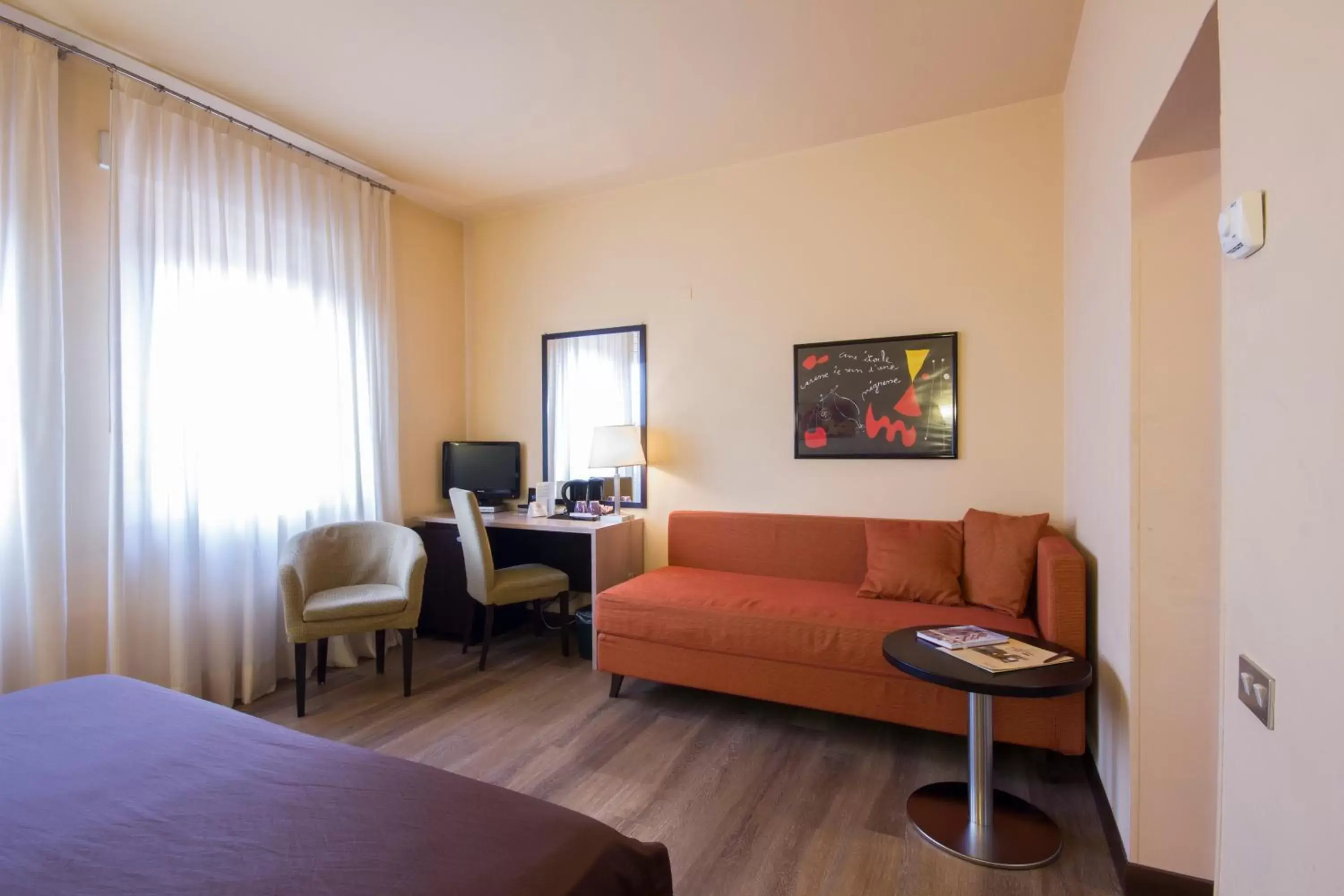 Bed, Seating Area in Hotel Carlton