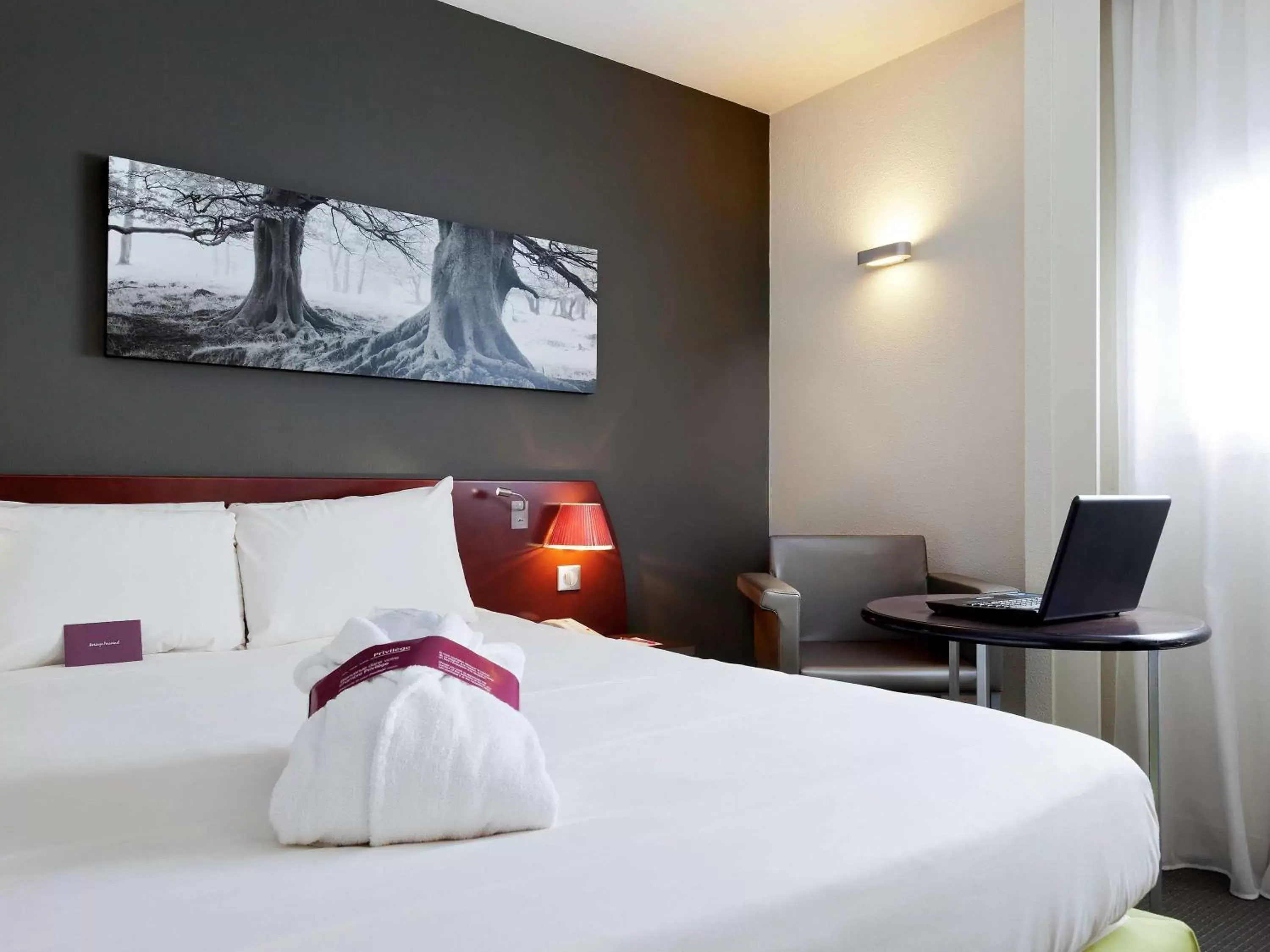 Photo of the whole room, Bed in Mercure Rennes Centre Gare