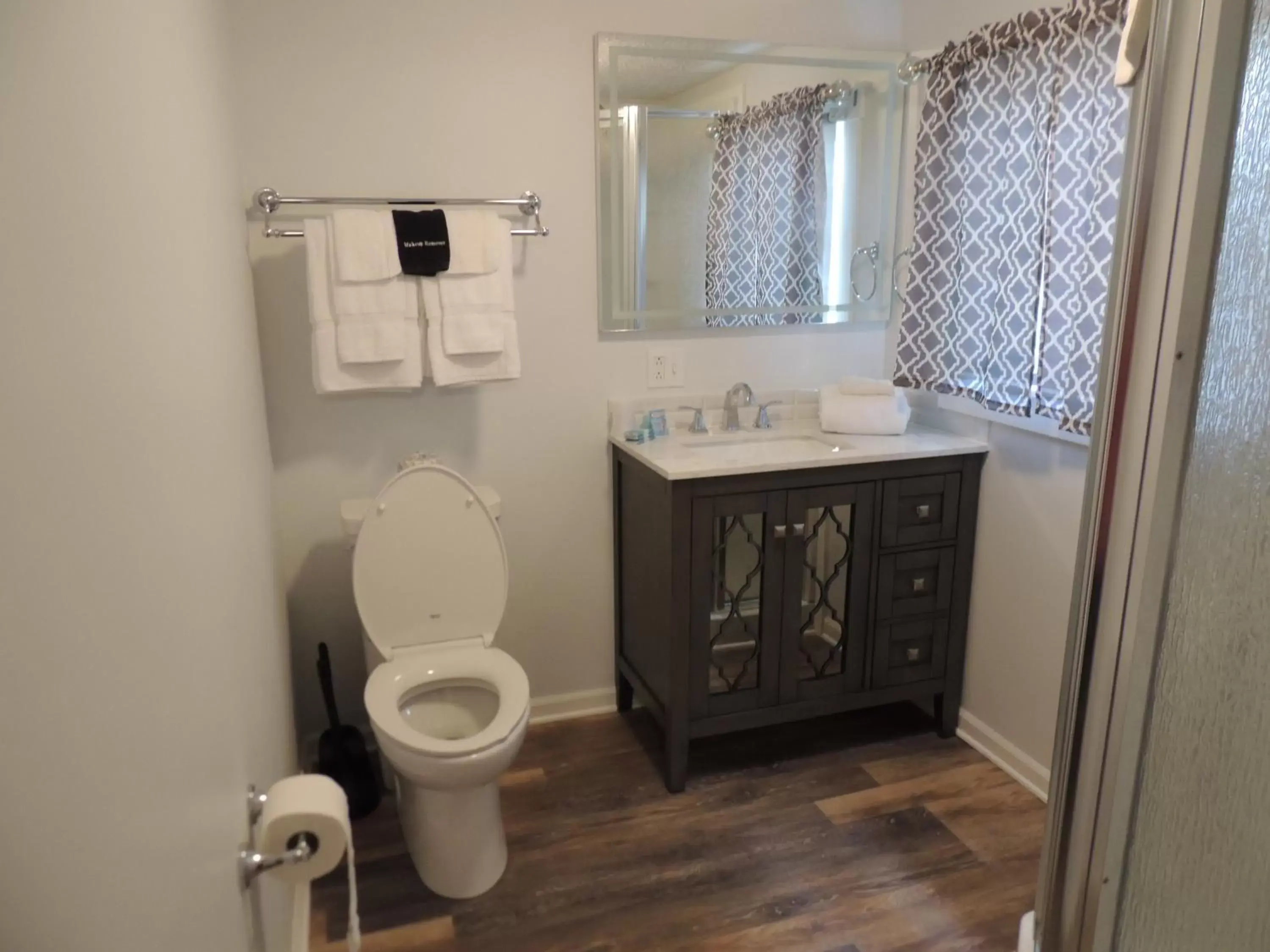 Bathroom in White Caps Motel