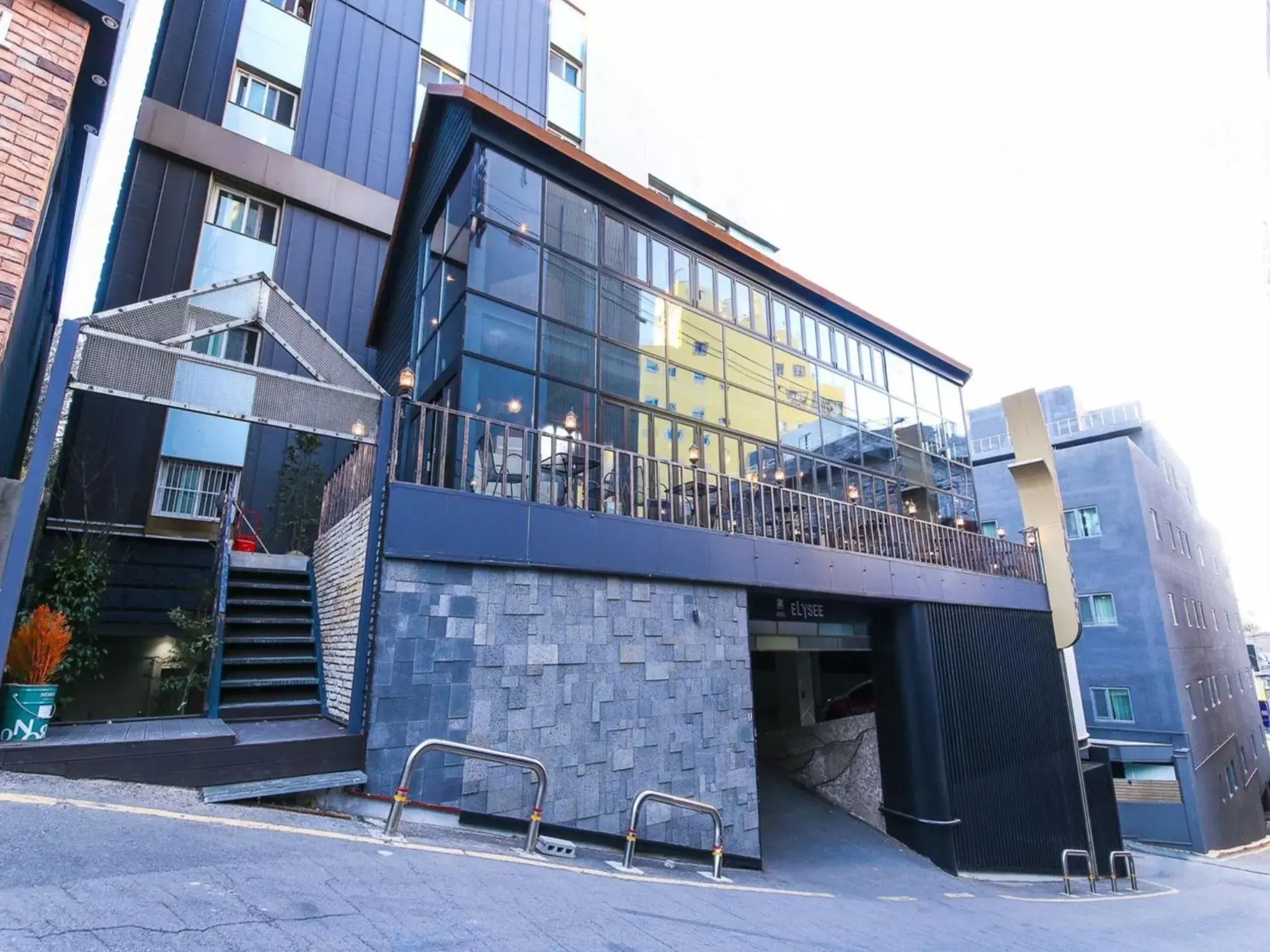 Property building in Elysee Hotel Property building in Elysee Hotel