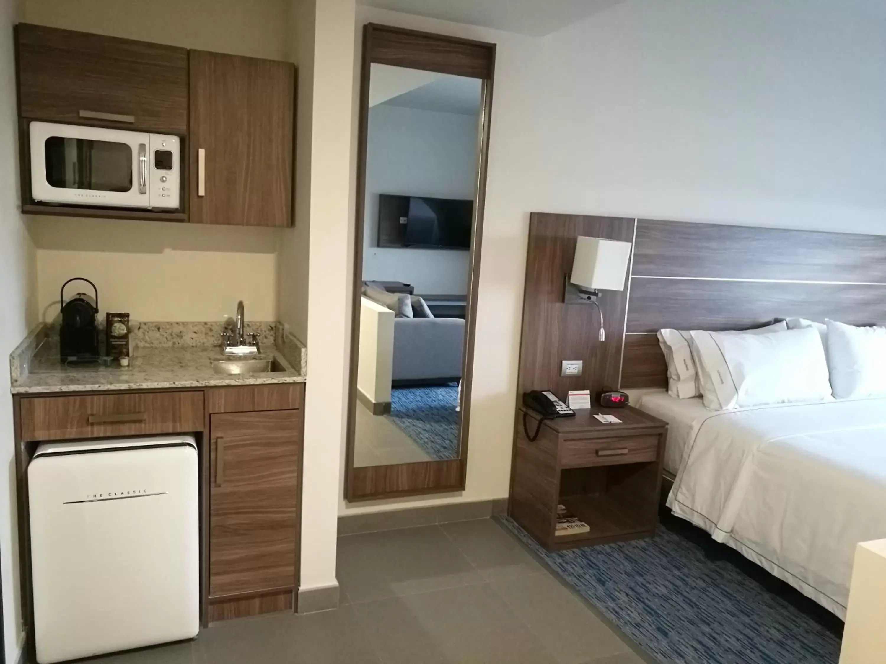 Photo of the whole room, Kitchen/Kitchenette in Holiday Inn Express & Suites - Ciudad Obregon, an IHG Hotel