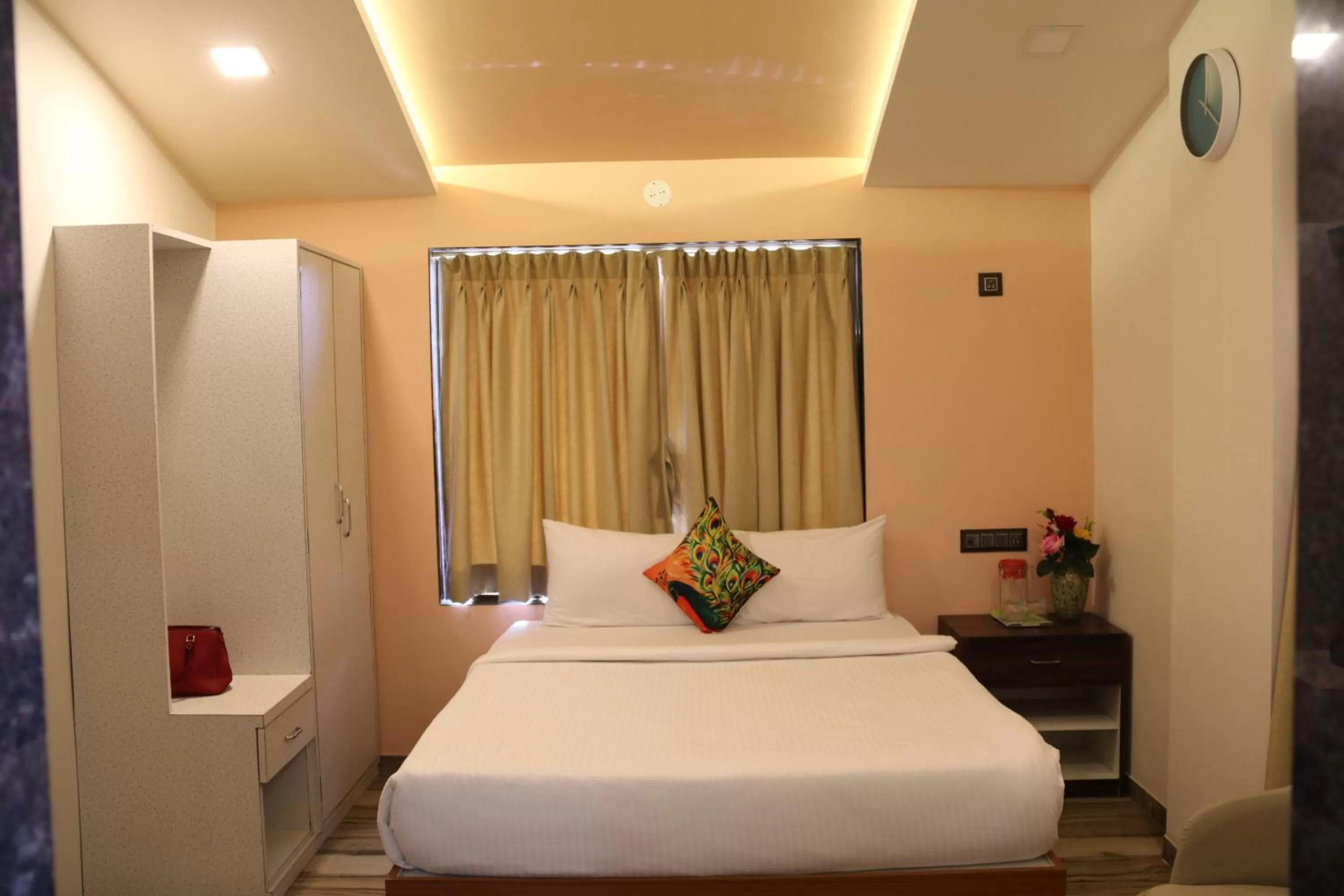 Bedroom, Bed in Pooja Villa Suites-Rooms and Pool, Igatpuri