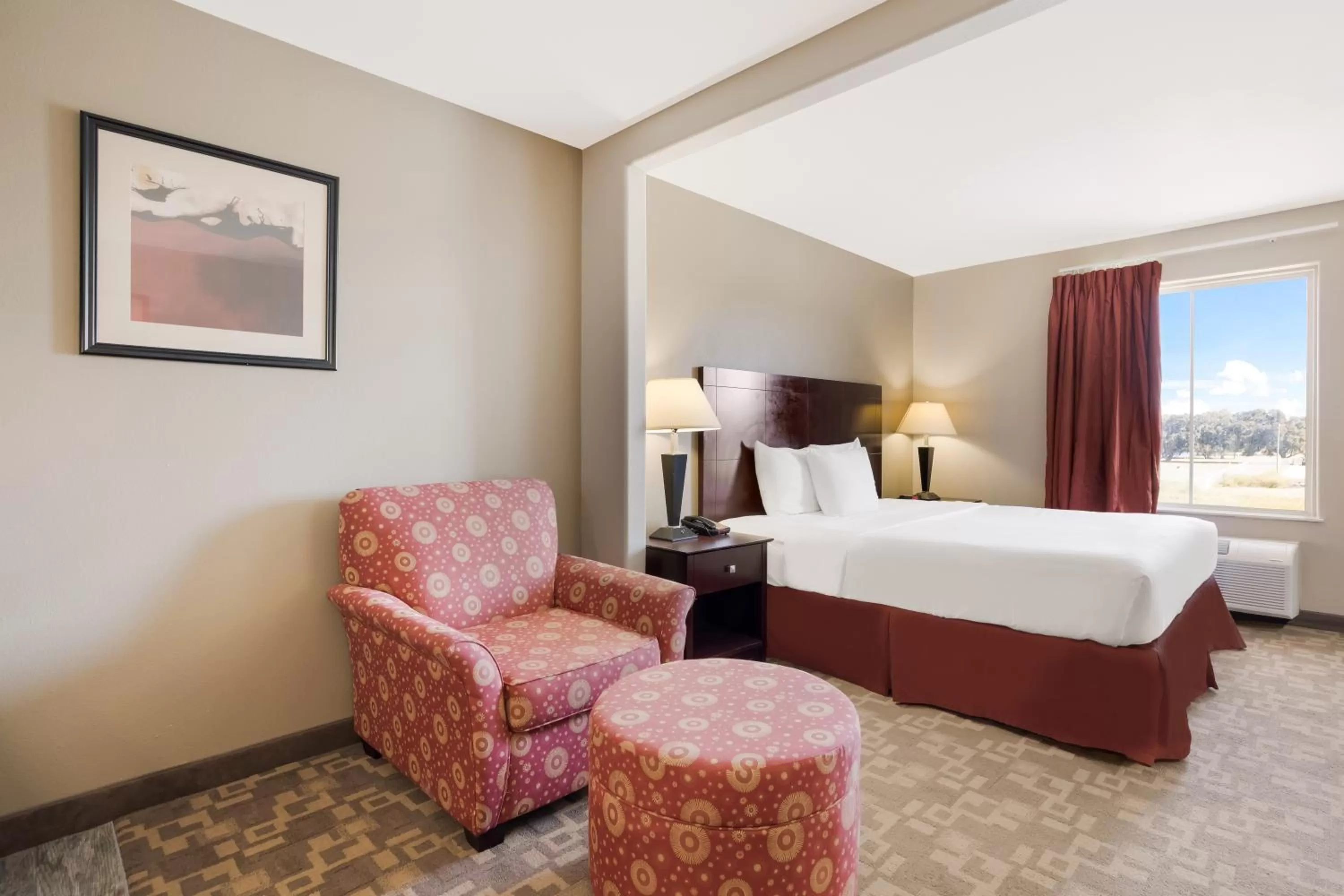 Seating area, Bed in Suburban Studios Berwick - Morgan City