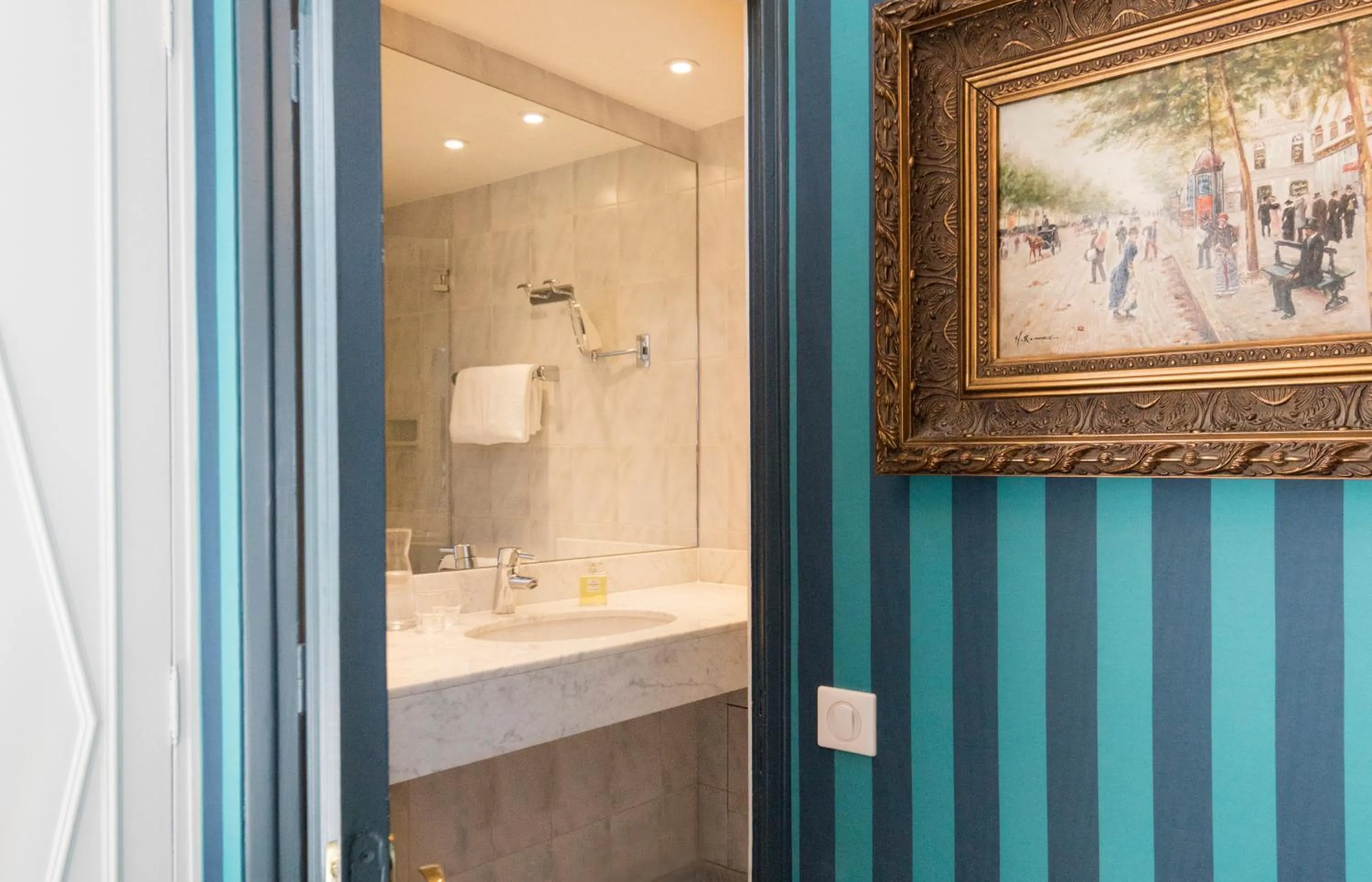 Bathroom in Hôtel Saint Germain