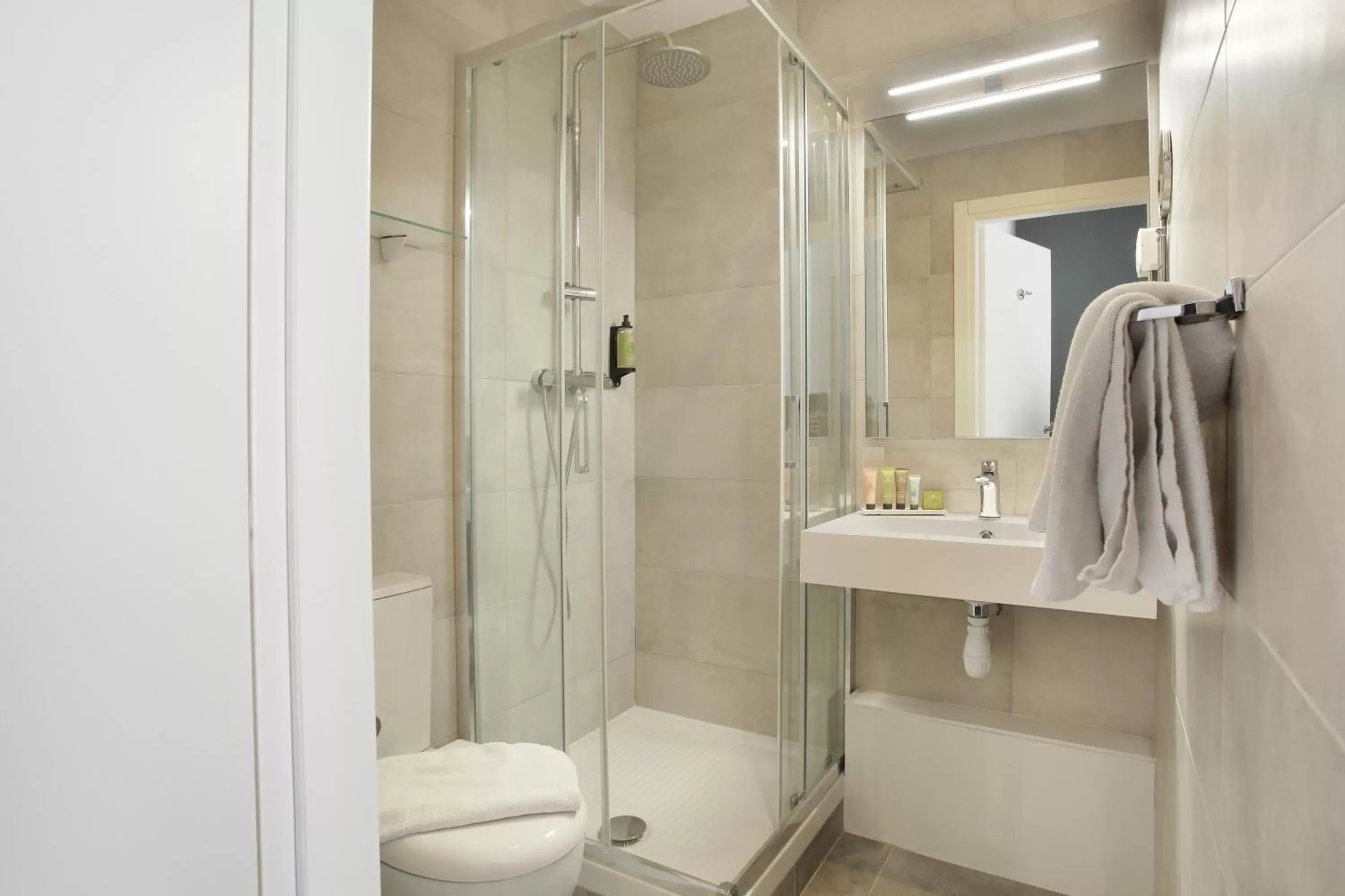 Shower, Bathroom in L'alcôve Hôtel