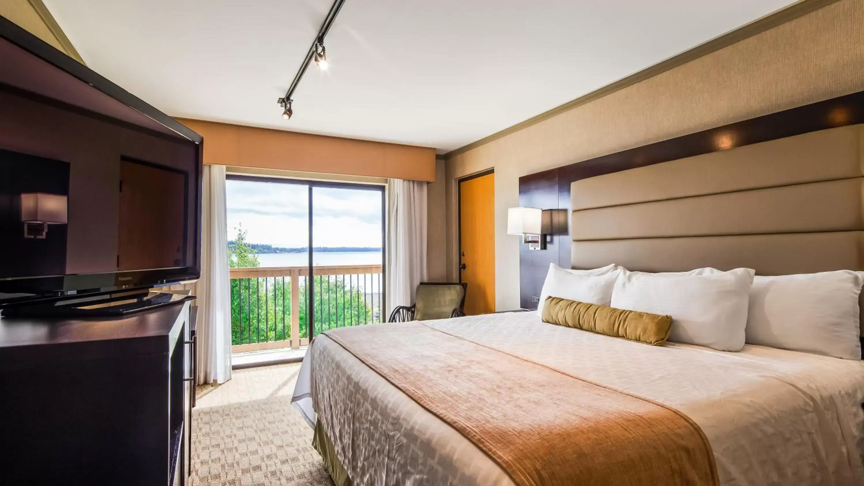 Bedroom, Bed in Best Western Plus Silverdale Beach Hotel