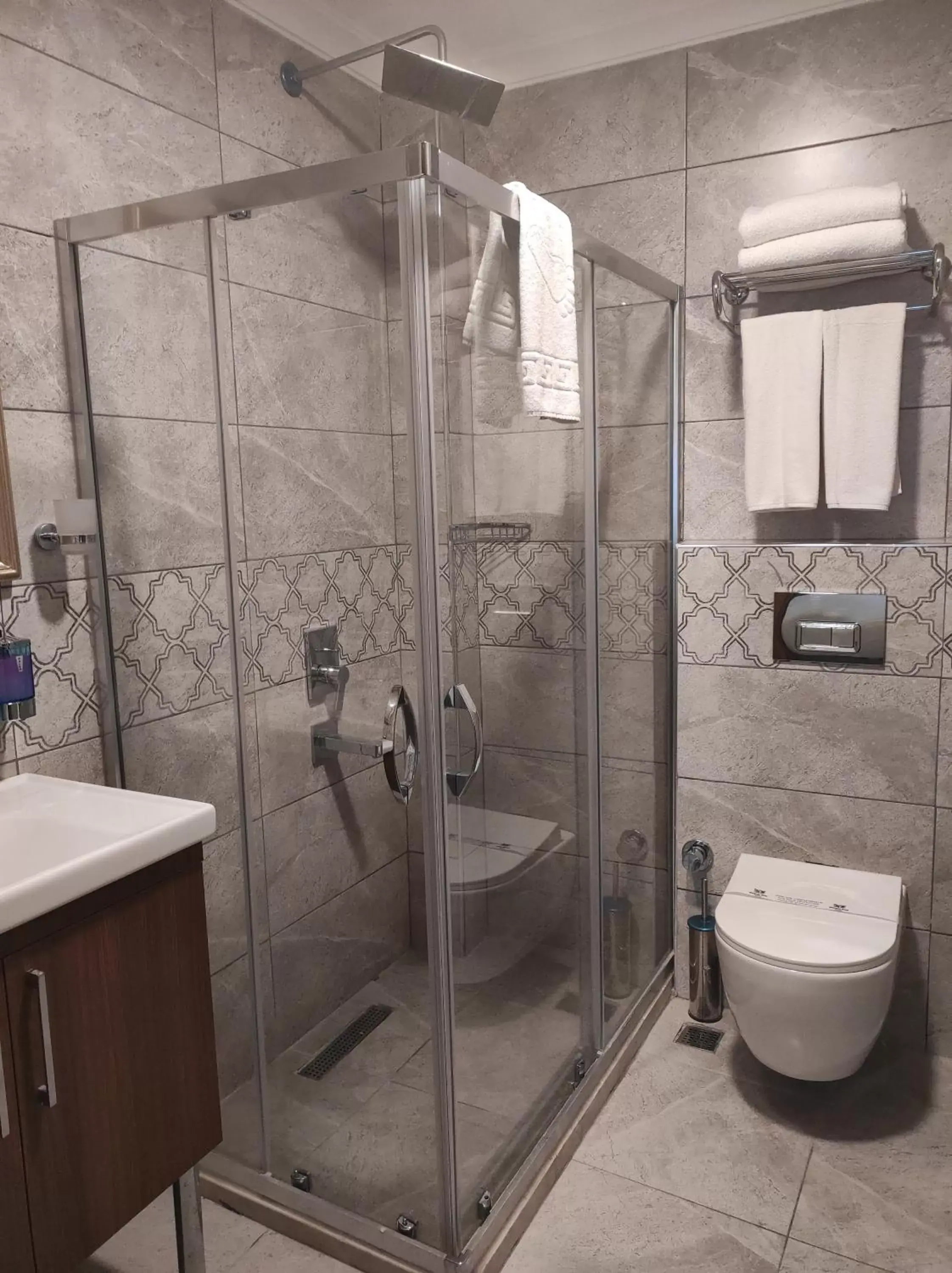 Shower, Bathroom in Magnaura House Hotel
