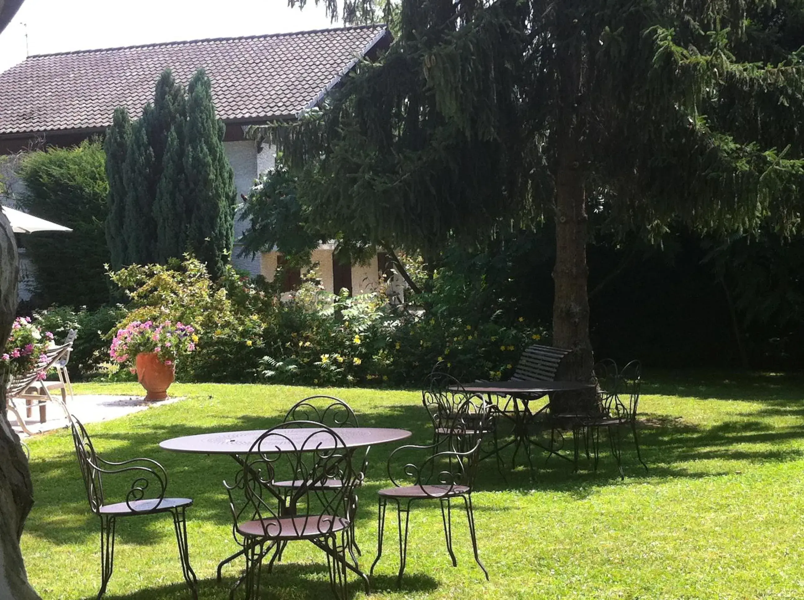 Garden in Logis Auberge Saint Simond