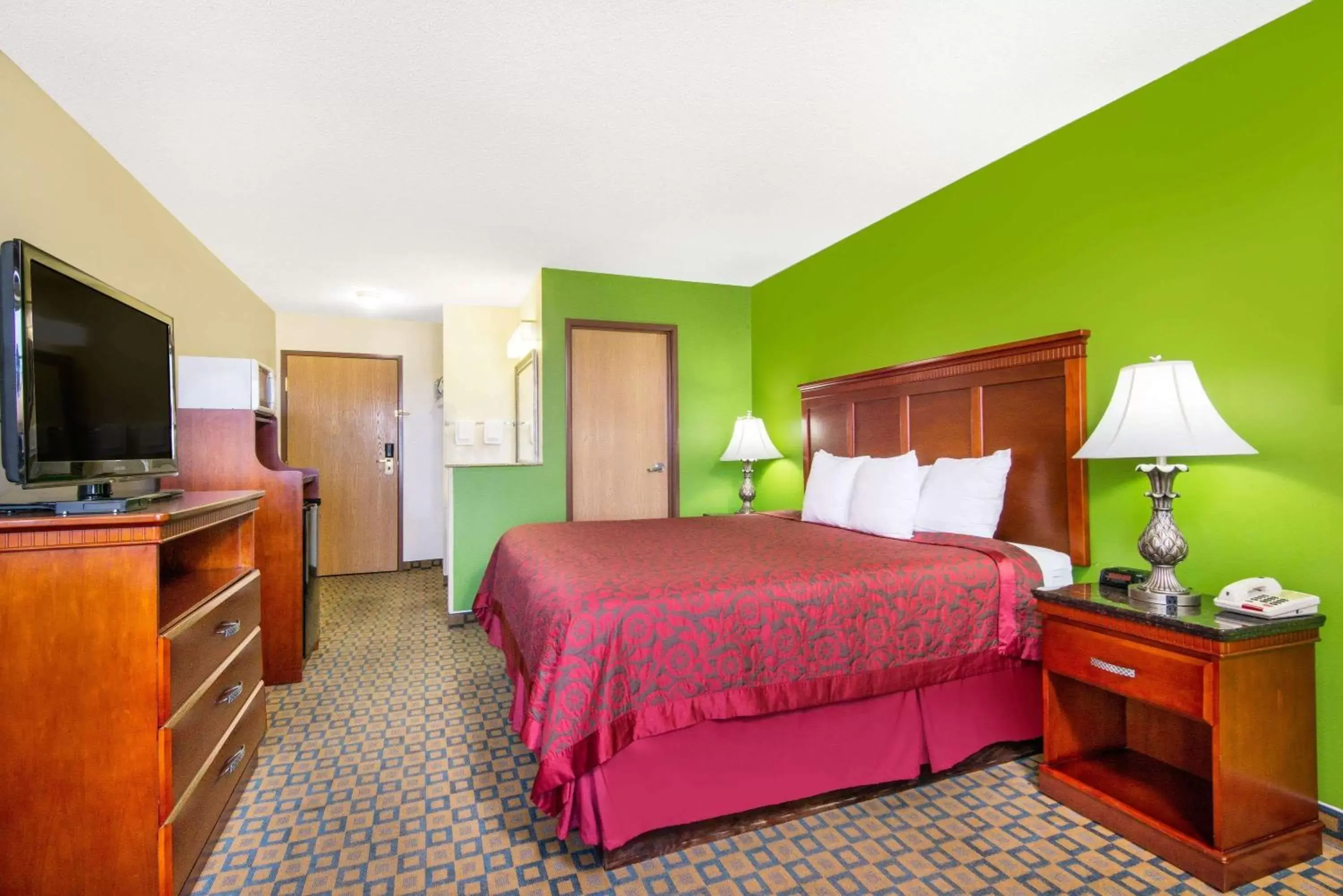 Photo of the whole room, Bed in Days Inn & Suites by Wyndham Wichita