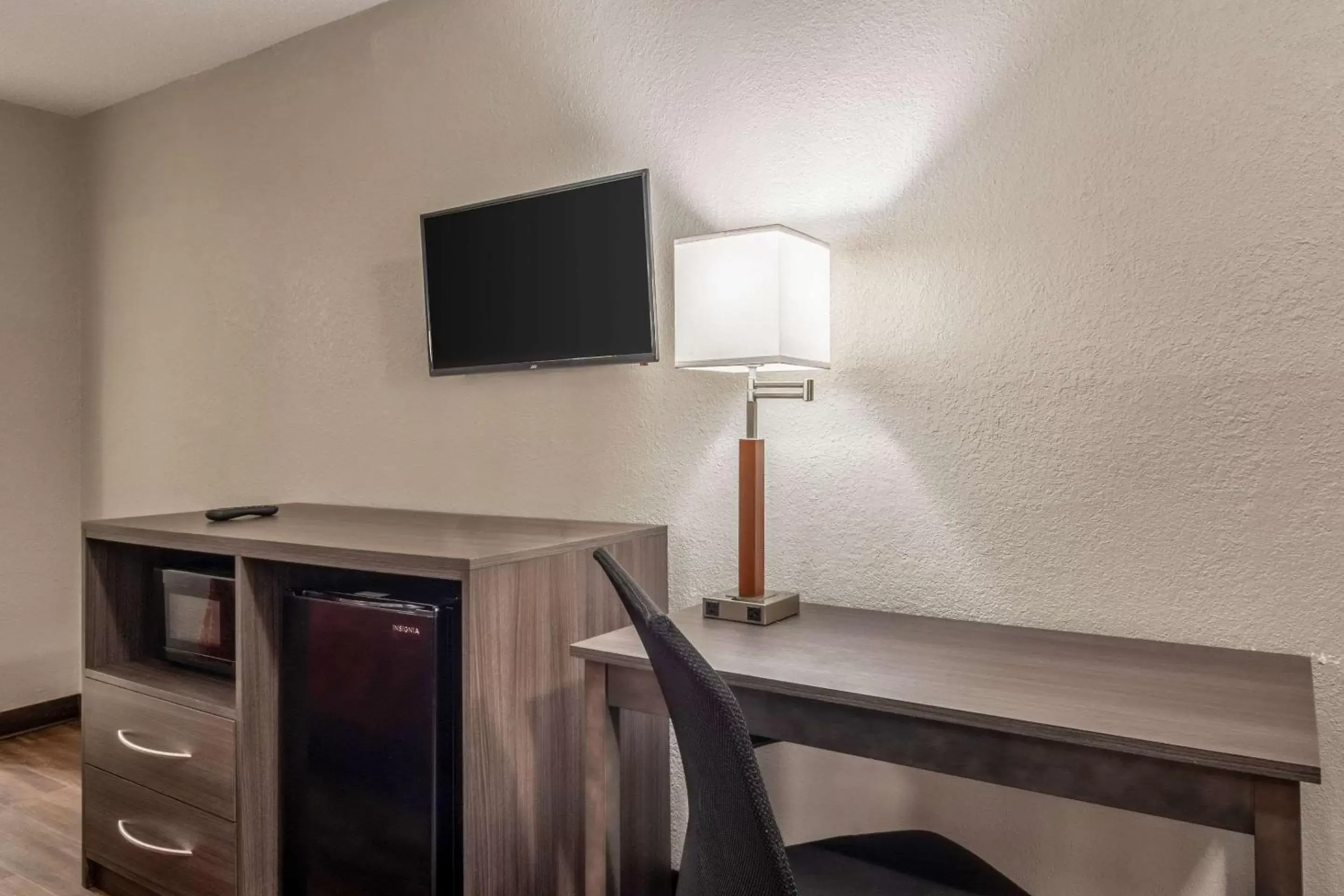Photo of the whole room, TV/Entertainment Center in Econo Lodge East Ridge - Chattanooga