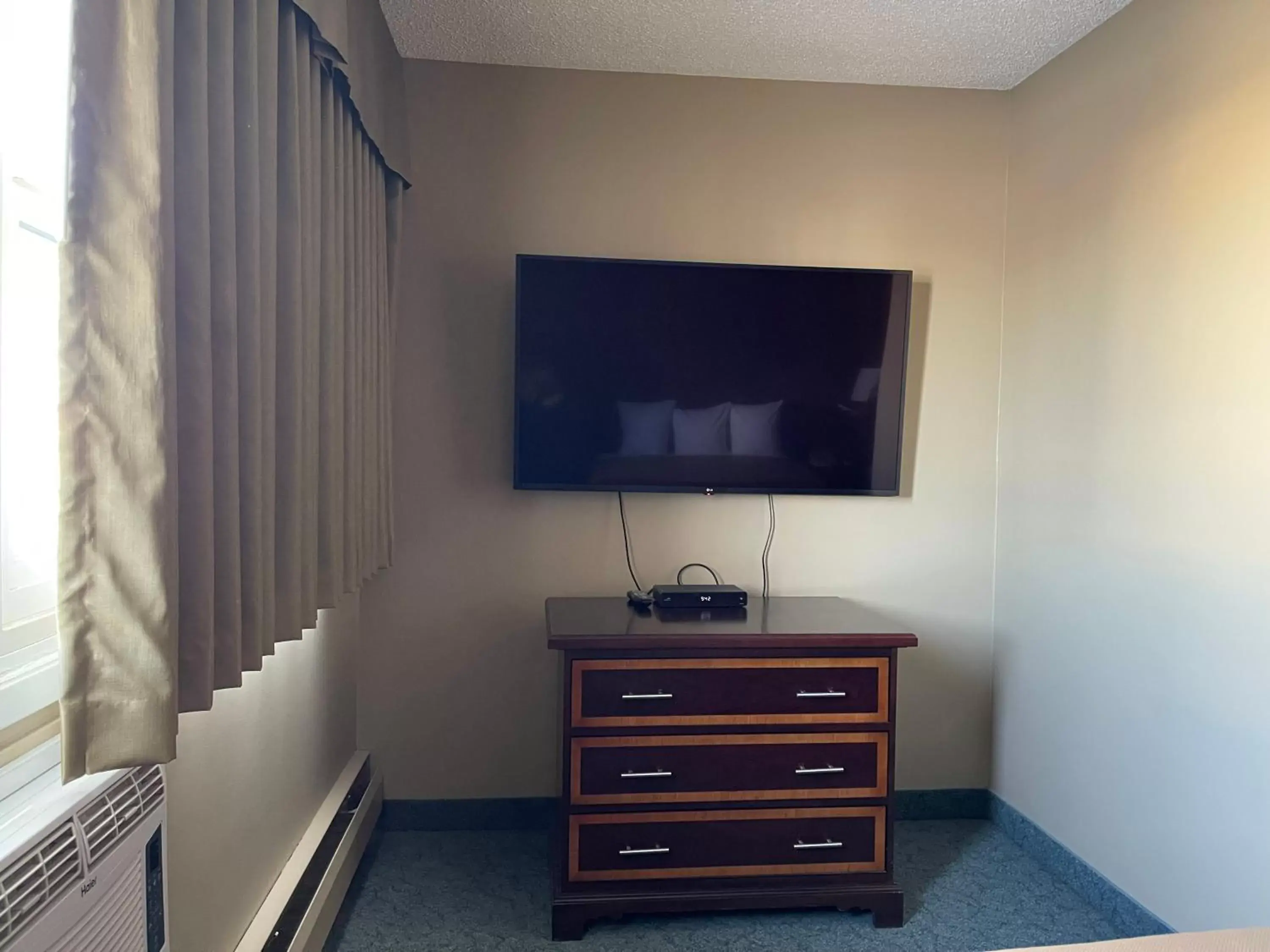 TV and multimedia, TV/Entertainment Center in Travelodge by Wyndham Fort St John