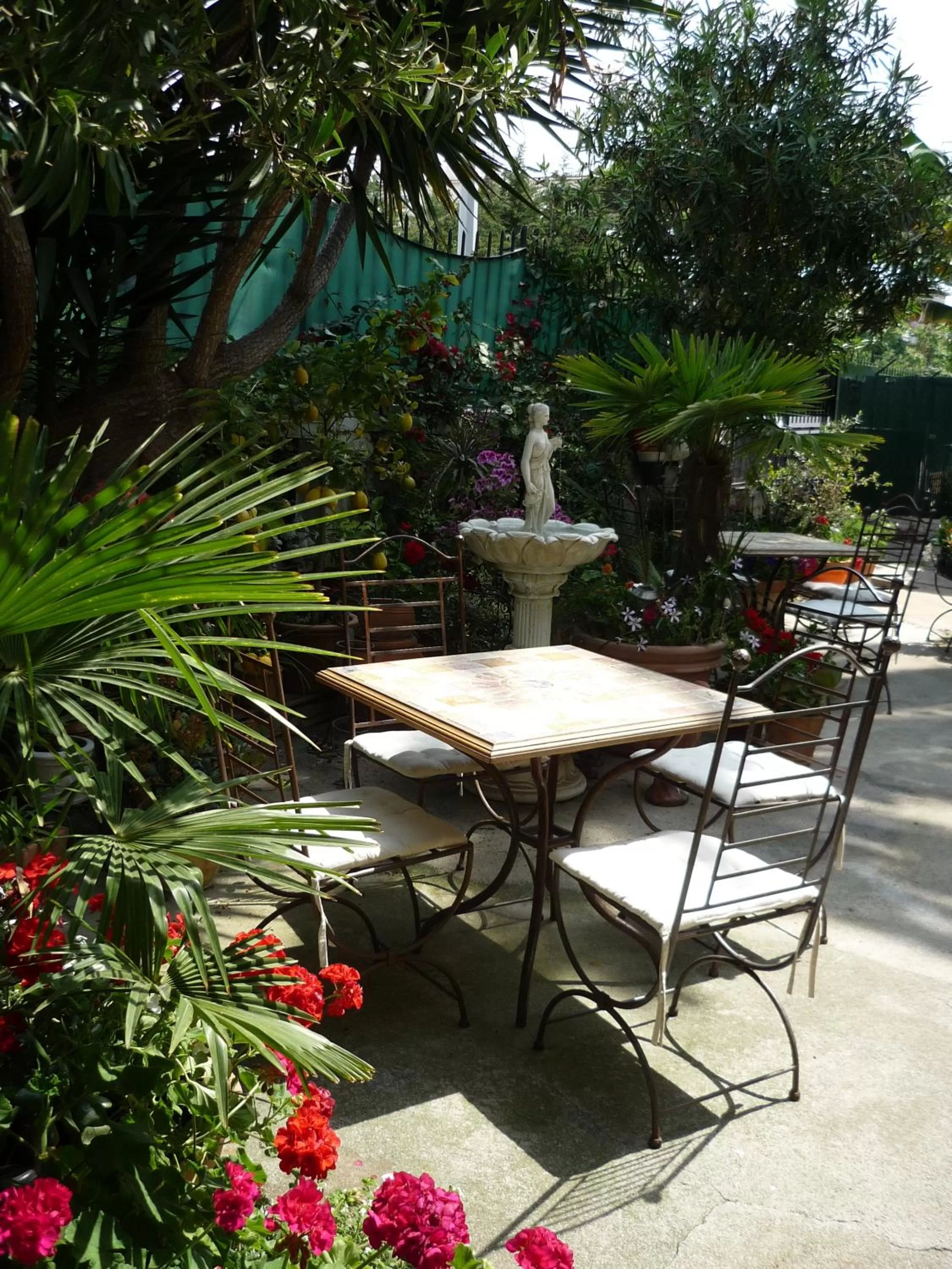Balcony/Terrace in Logis Hôtel Villa Victorine