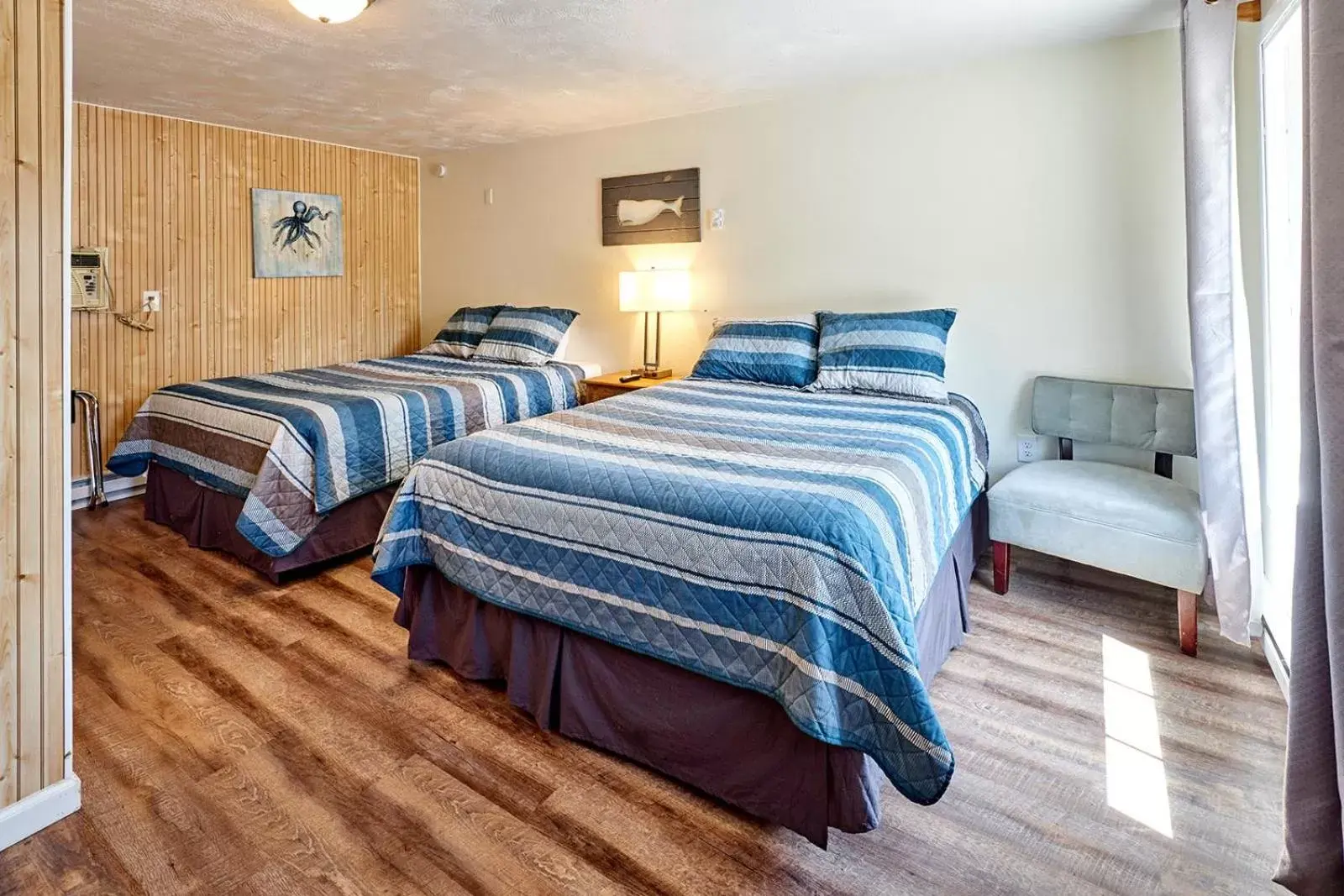 Photo of the whole room, Bed in Arbor Inn Motel Oakridge