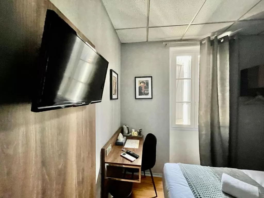 Bed in Hotel Le Rochegude