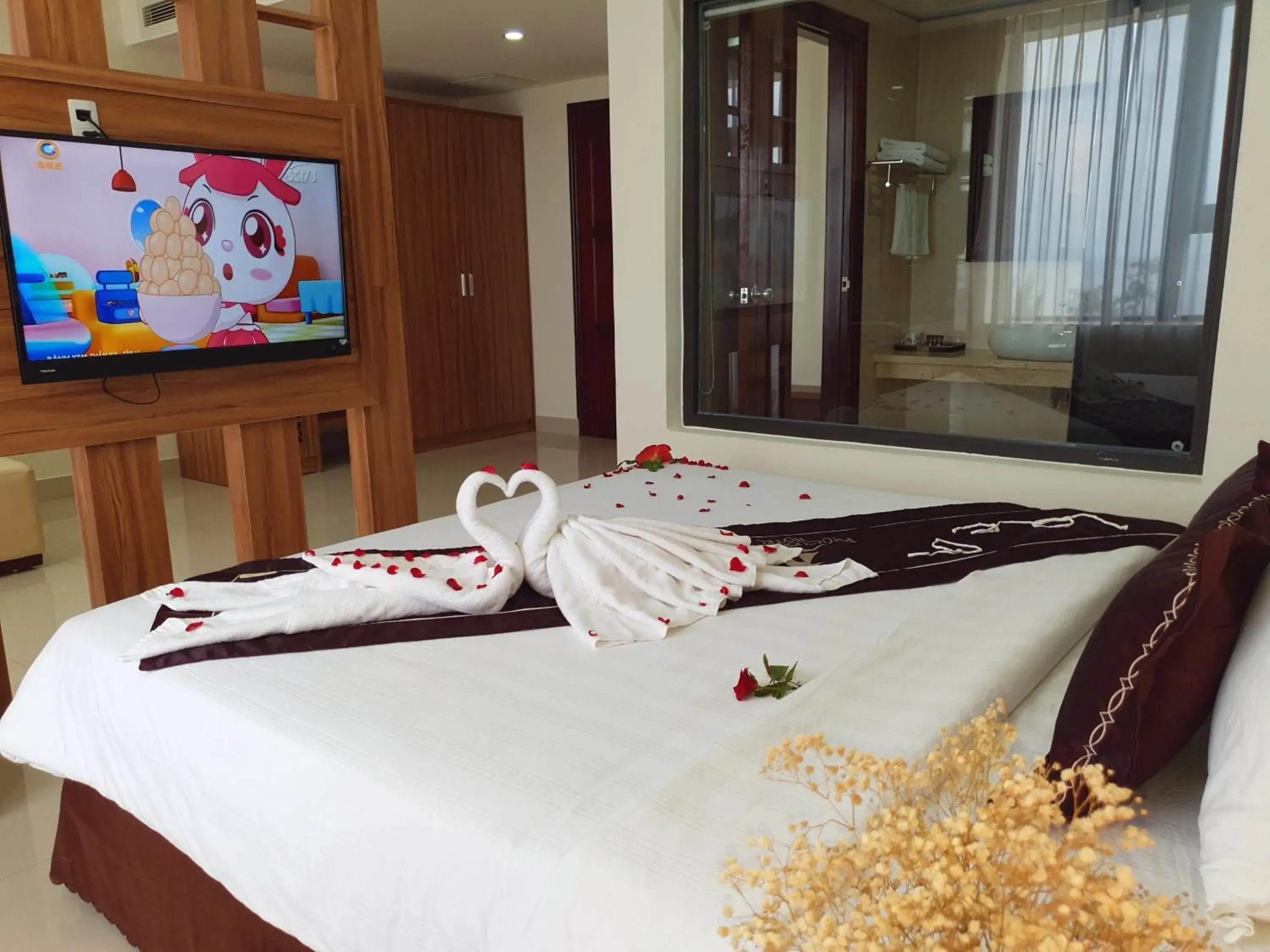 Communal lounge/ TV room, Bed in Phu Cuong Beach Hotel