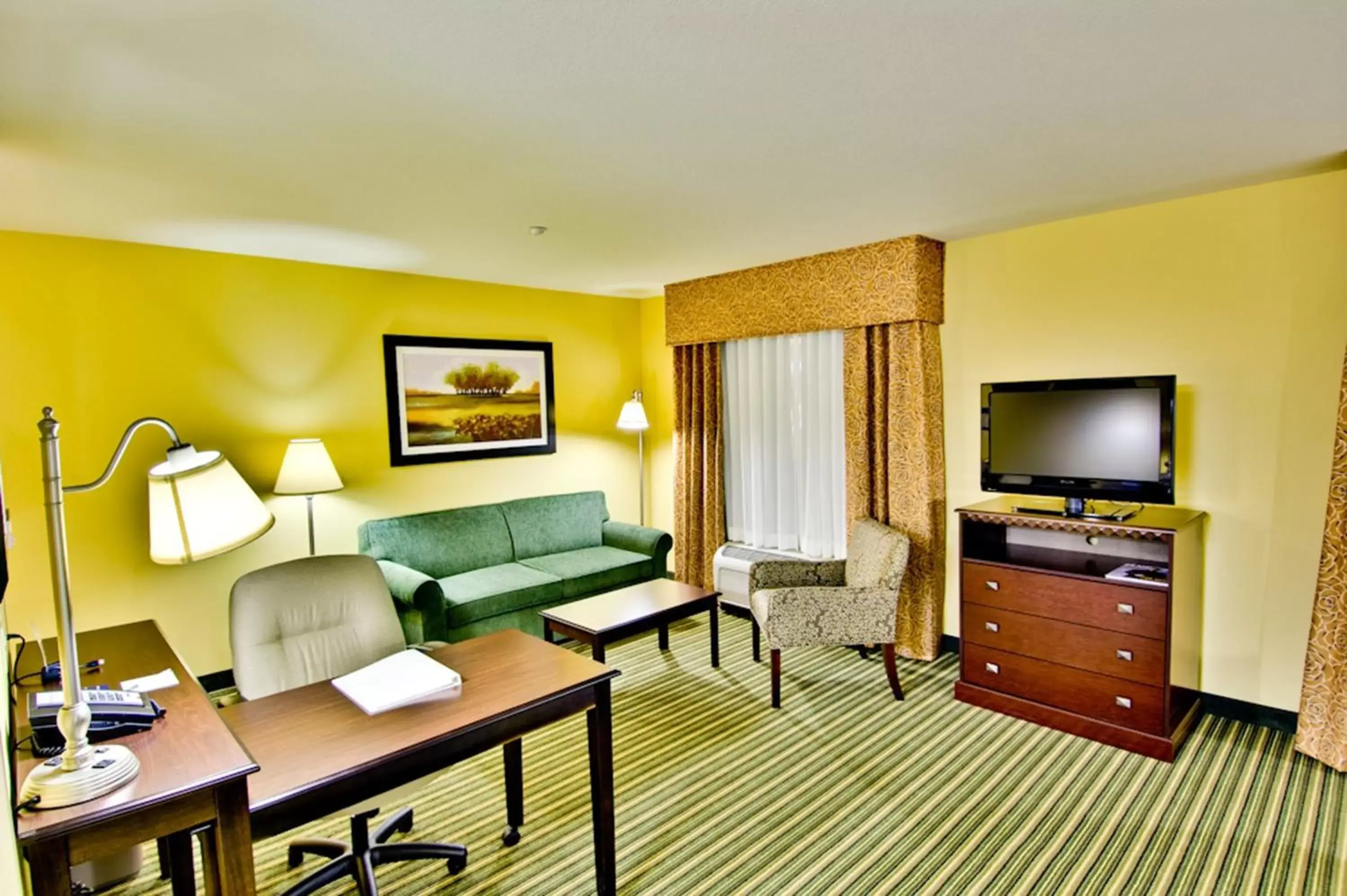 Bedroom, Seating Area in Hampton Inn & Suites Moreno Valley