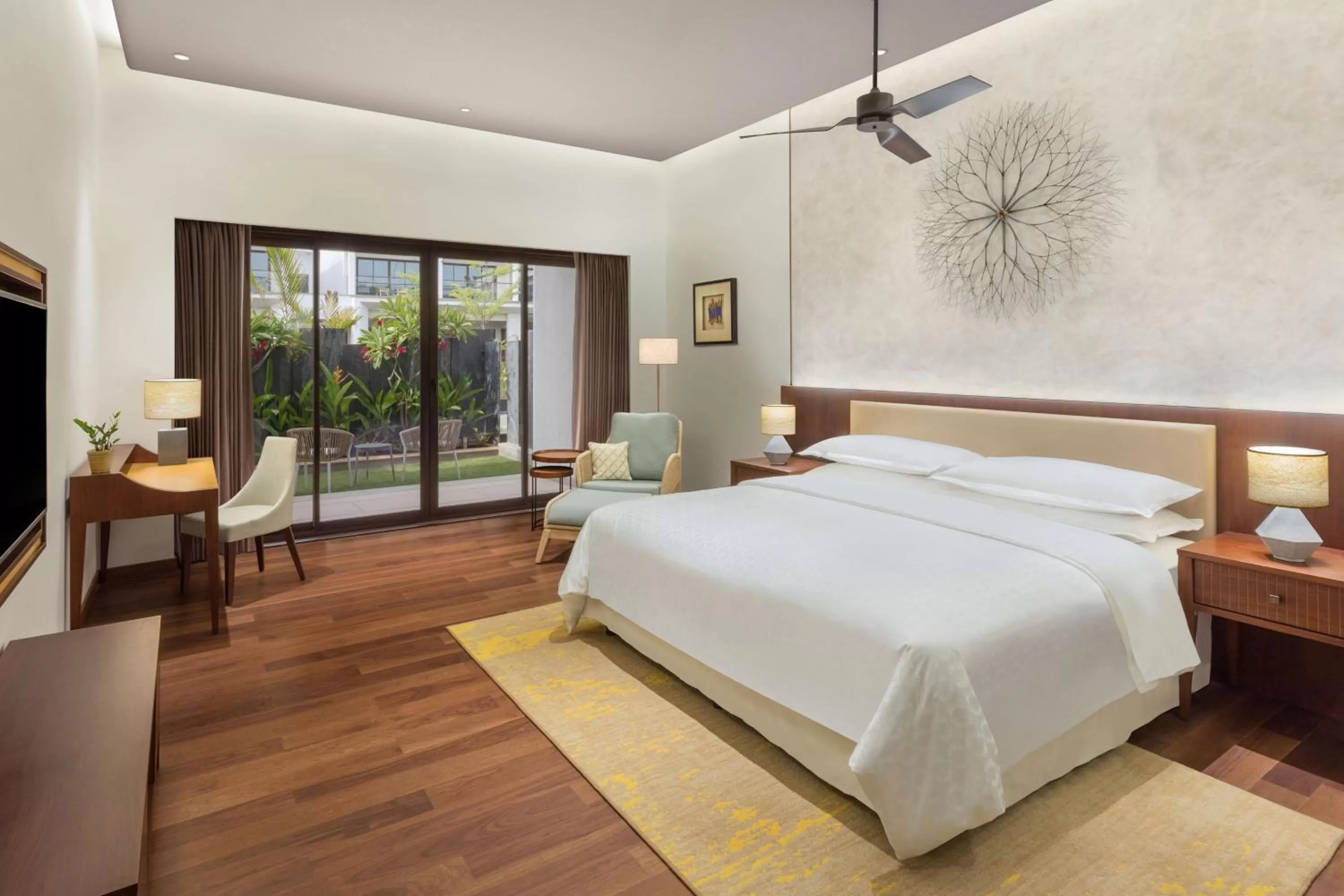 Photo of the whole room, Bed in Sheraton Grand Chennai Resort & Spa