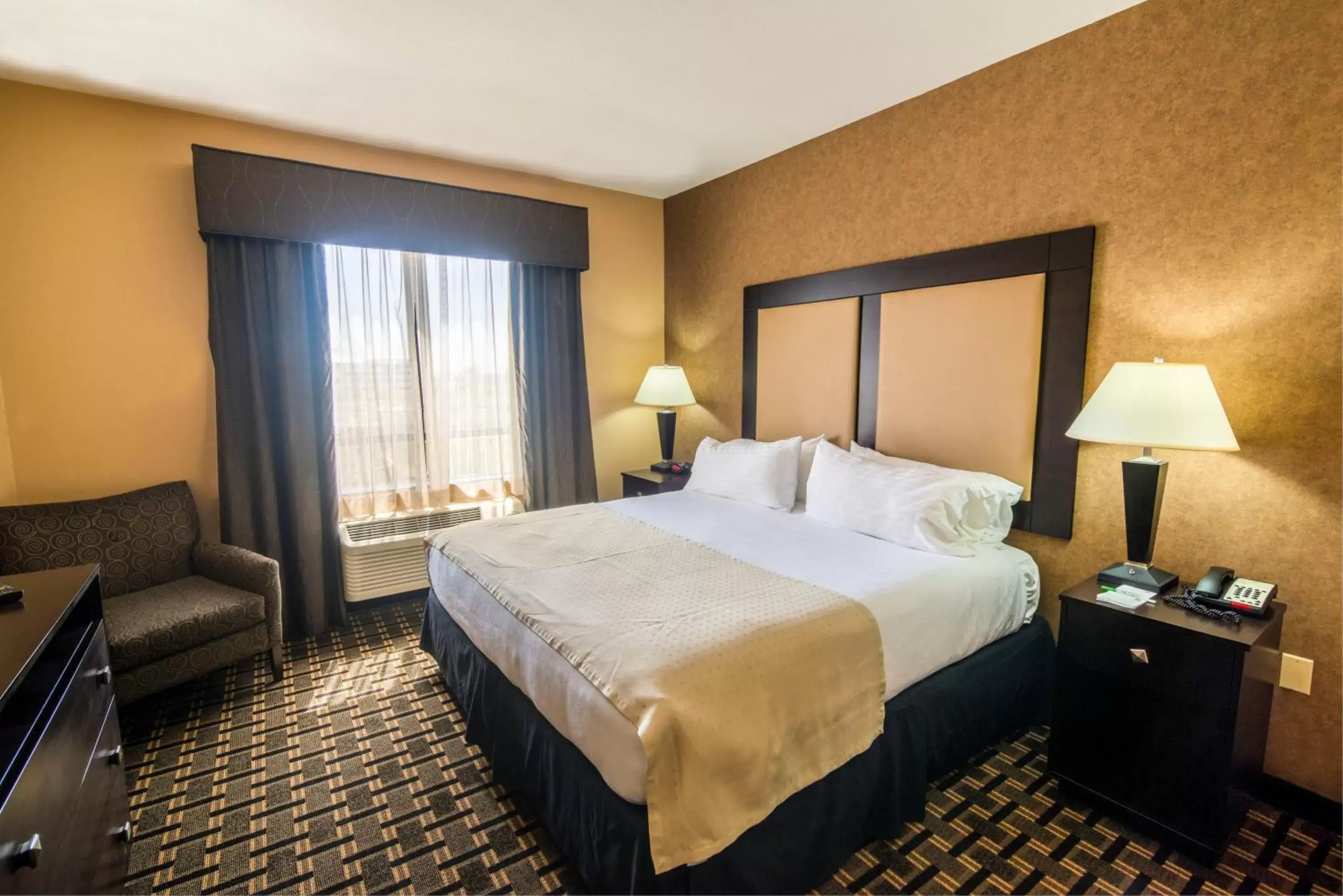Bedroom, Bed in Holiday Inn Arlington Northeast, an IHG Hotel