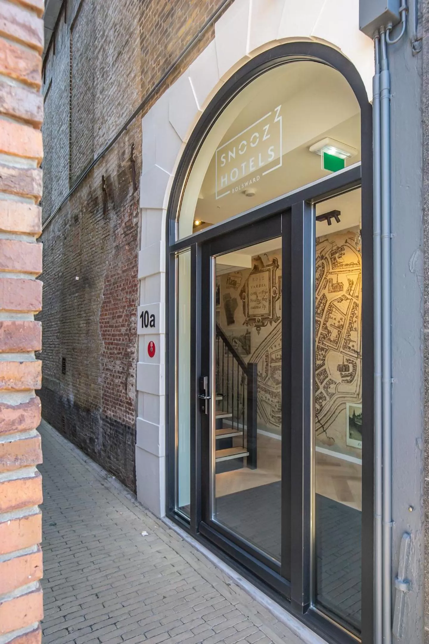 Facade/entrance in Snoozz Hotels Bolsward Boutique hotel zonder receptie met digitale sleutel