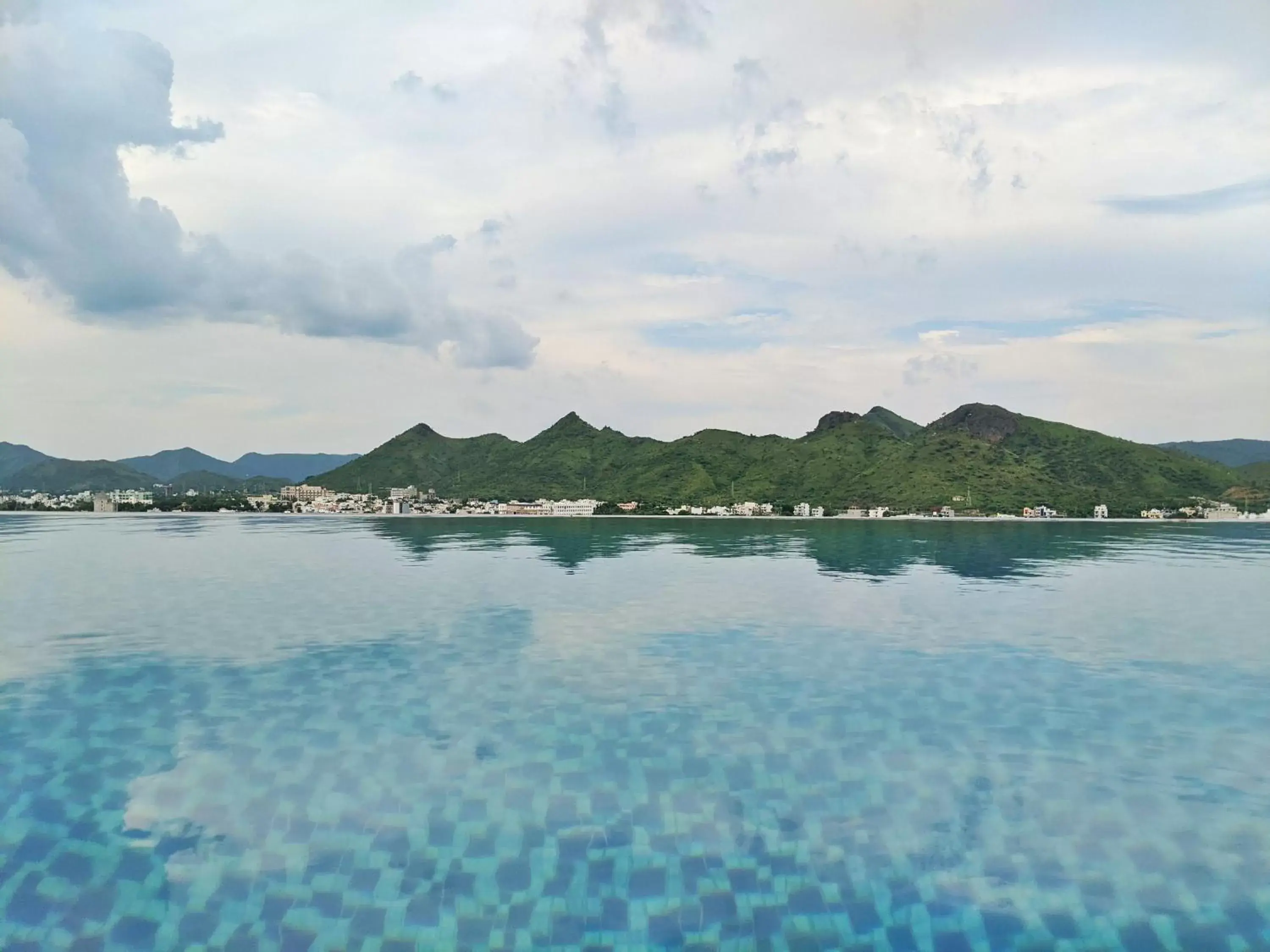 Property building in Howard Johnson by Wyndham Udaipur Roop Nagar Property building in Howard Johnson by Wyndham Udaipur Roop Nagar