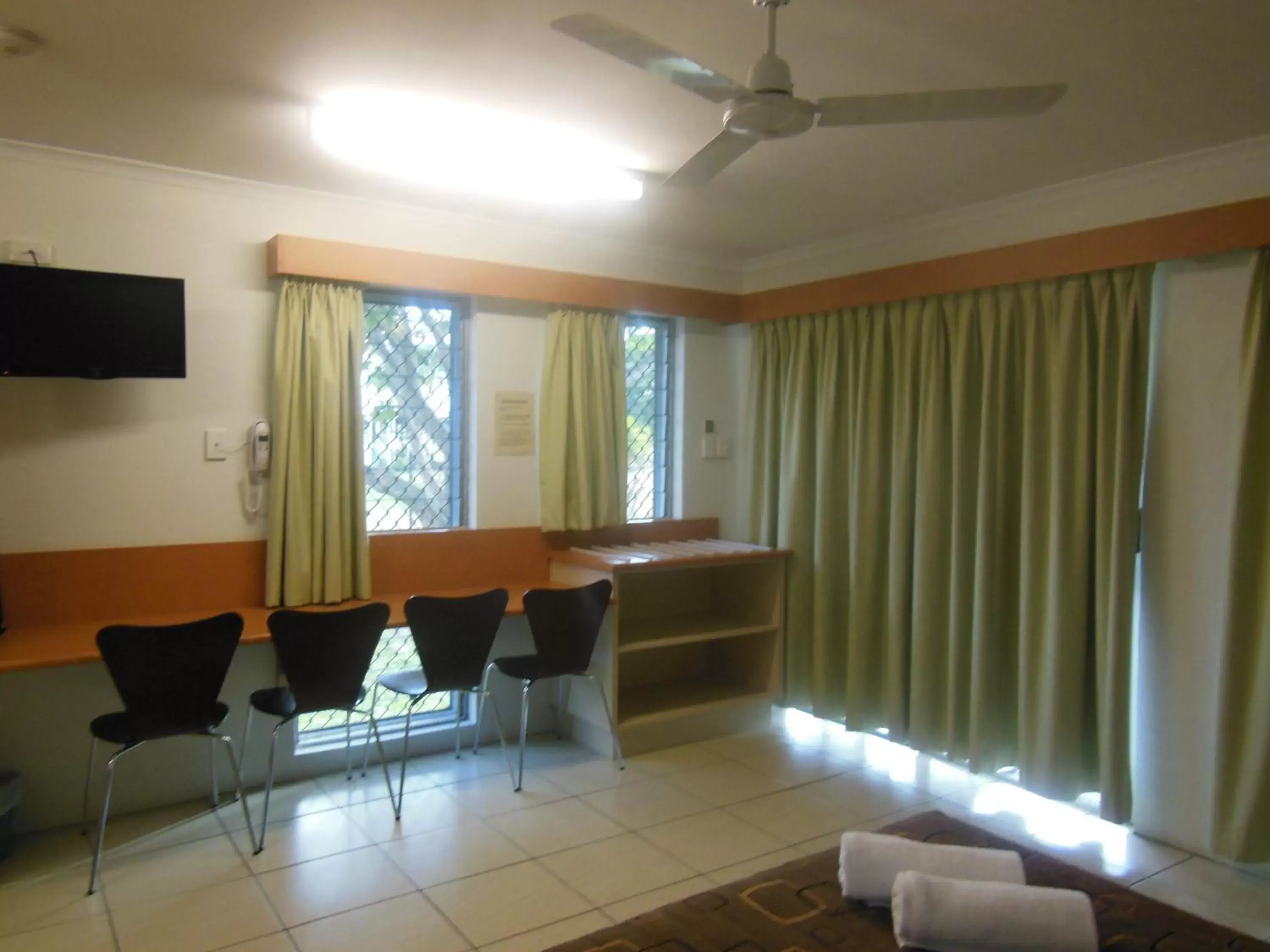 Dining area in Country Road Motel