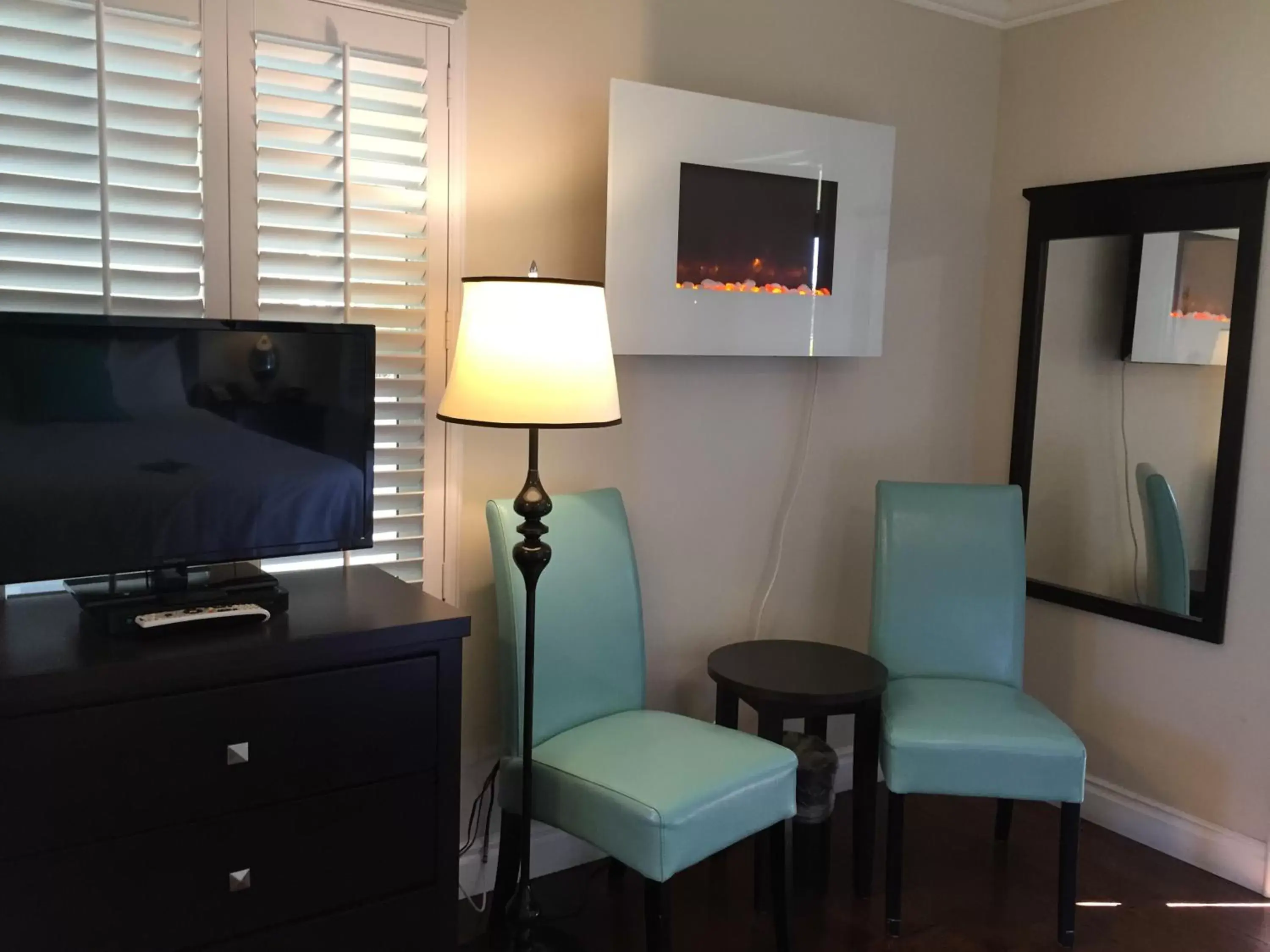 Seating area, TV/Entertainment Center in Beach Bungalow Inn and Suites